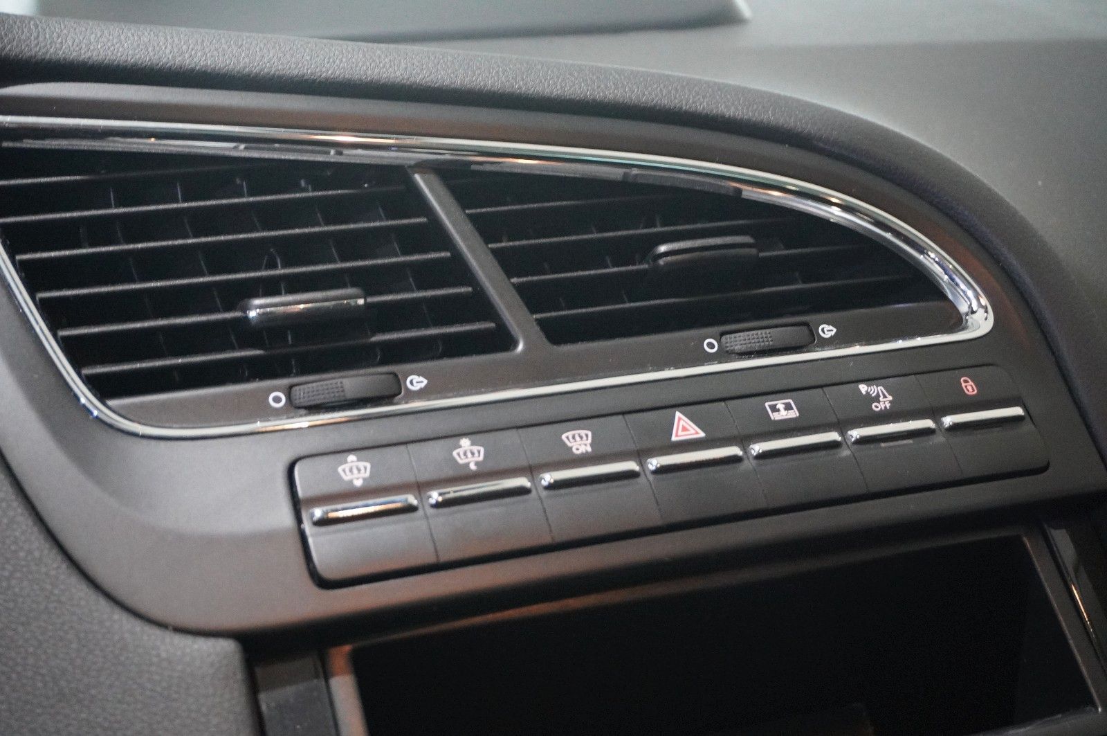 Fahrzeugabbildung Peugeot 5008 1.2T STYLE NAVI/LED/KAMERA/SHZ/PANO./AHK