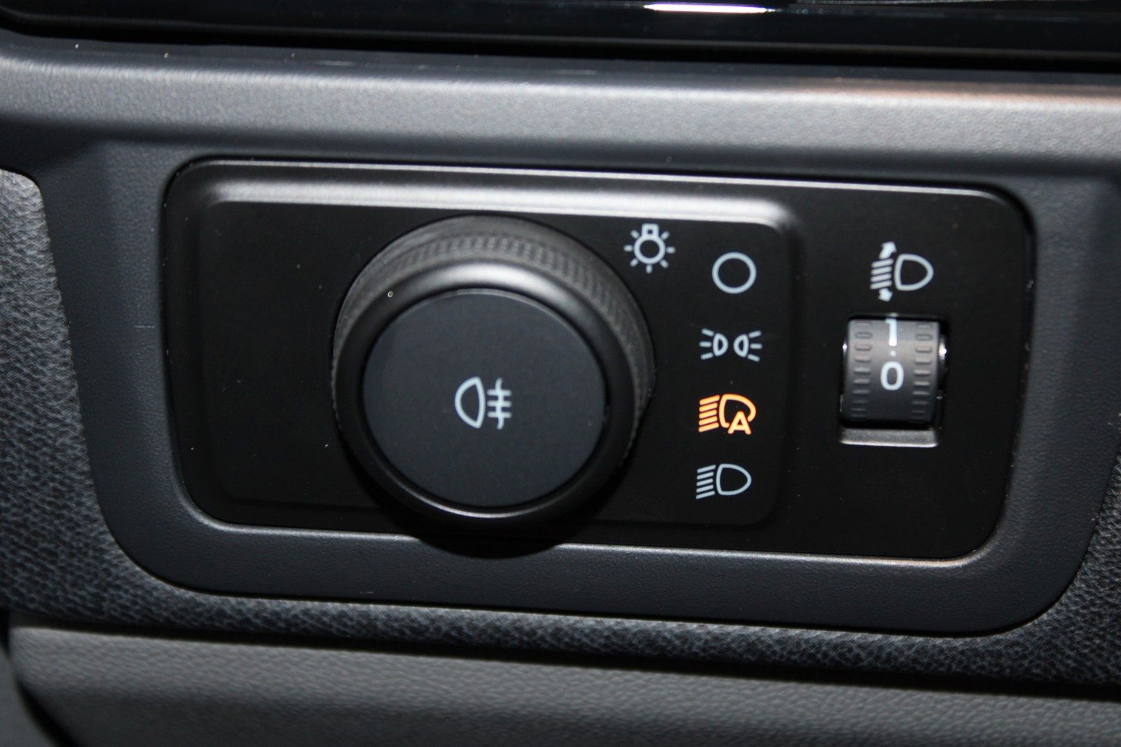 Fahrzeugabbildung Ford Tourneo Custom Automatik L1 SPORT mit AHK + GJR