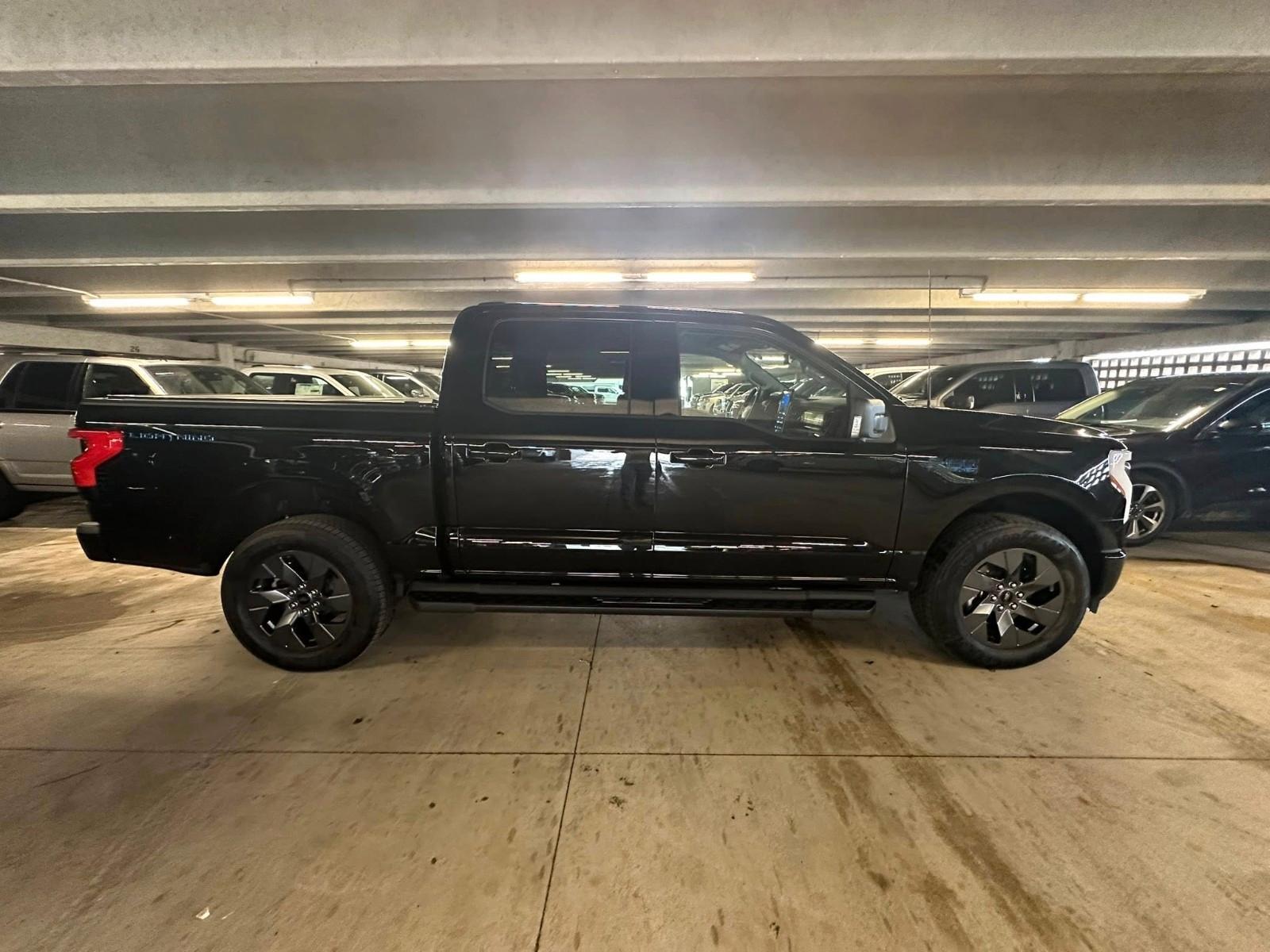 Ford F 150 Lightning Flash gr Batterie im Vorlauf