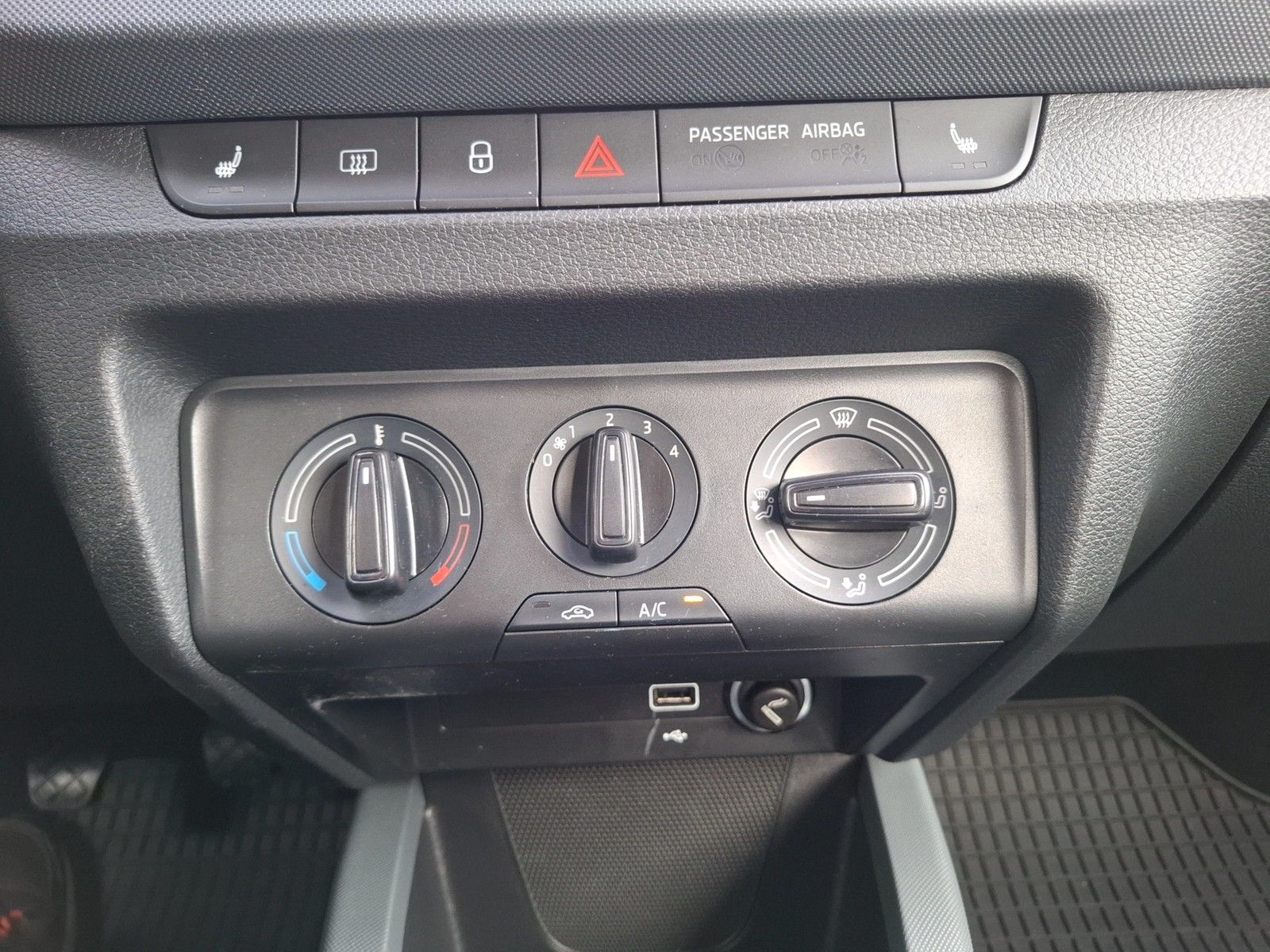 Fahrzeugabbildung SKODA Fabia 1.0 Cool-Plus Klima DAB PDC SH
