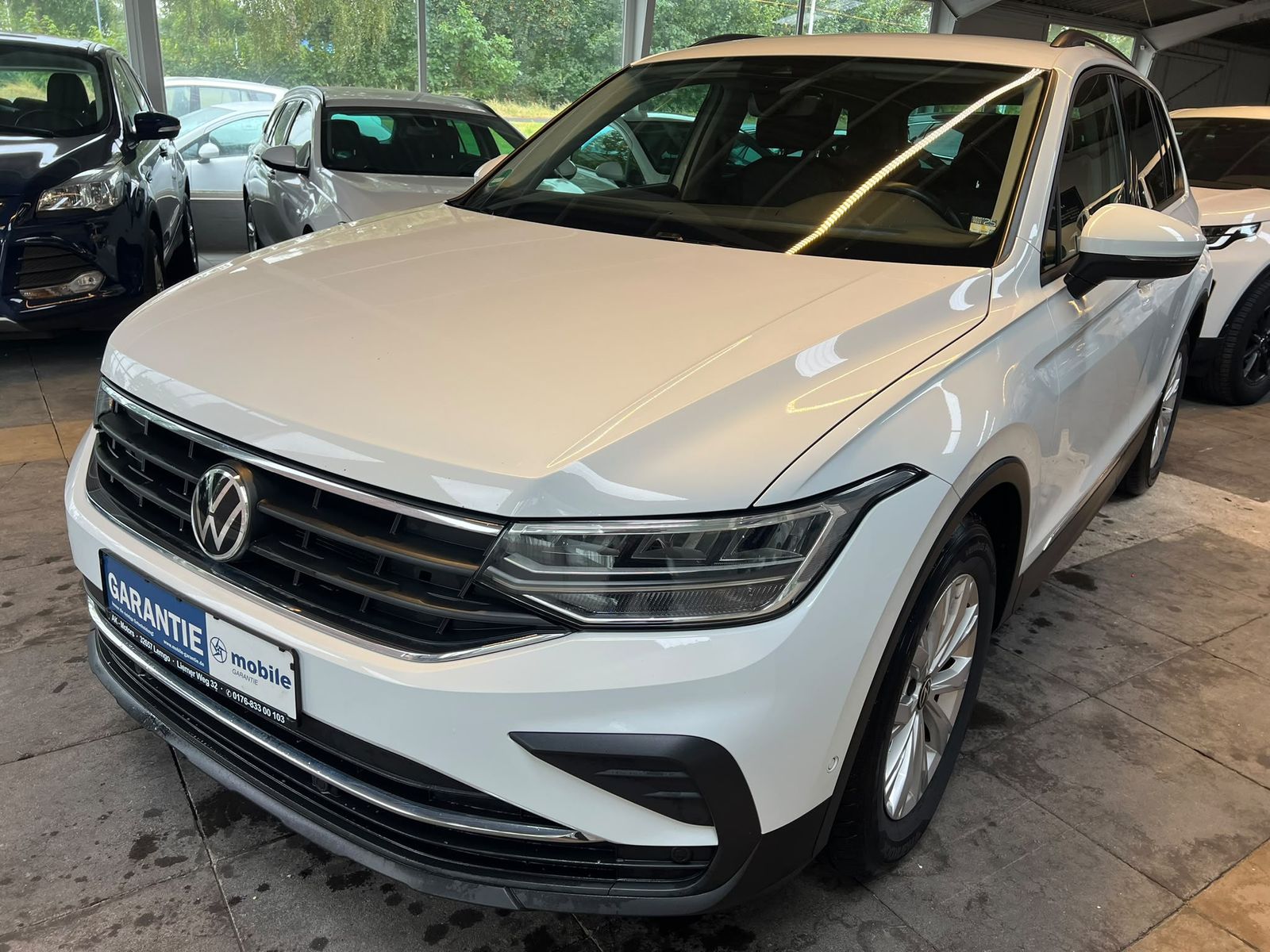 Volkswagen Tiguan - 1