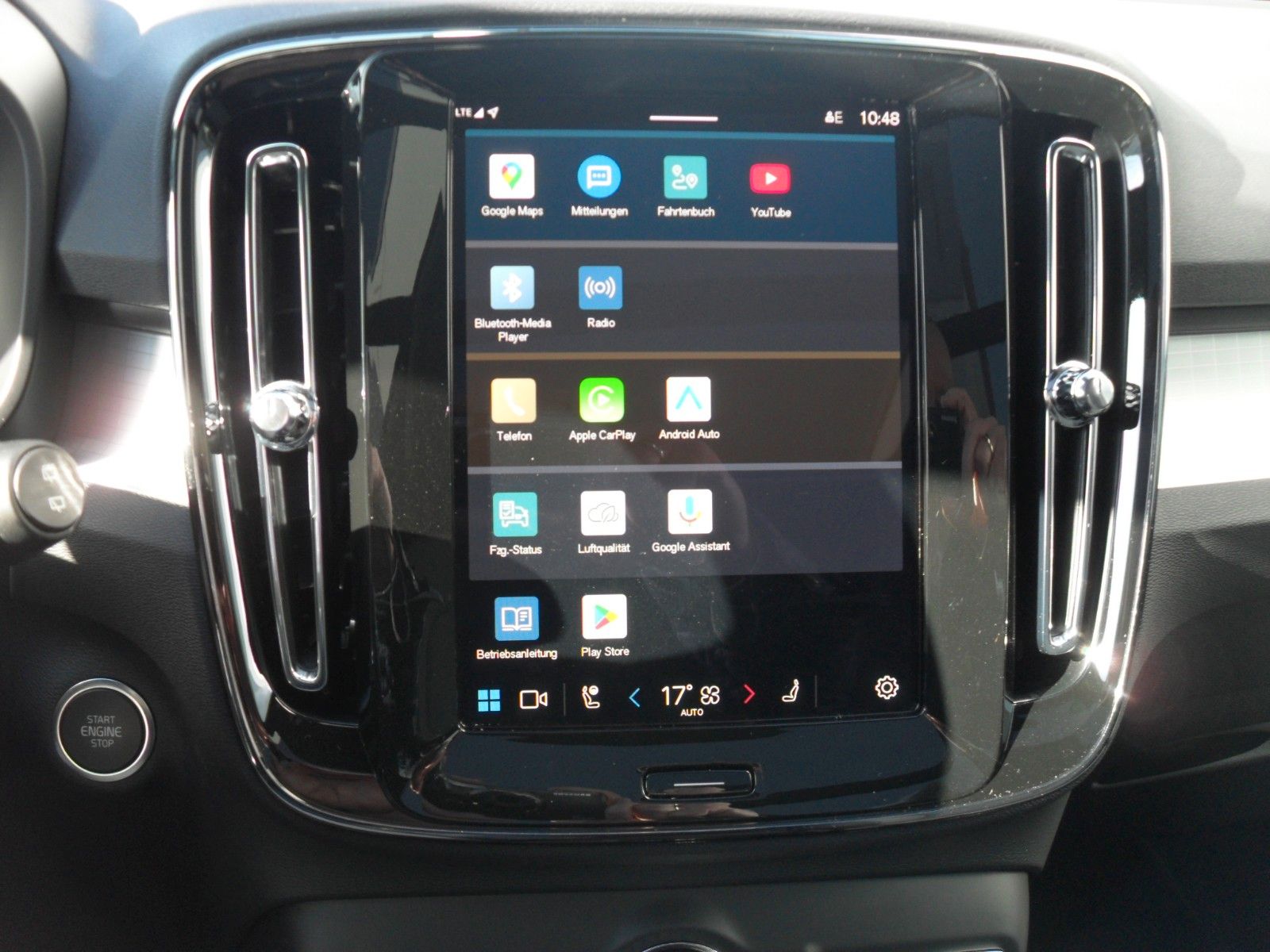 Fahrzeugabbildung Volvo XC 40 B3 Plus Black Edition | 360° | Panor.