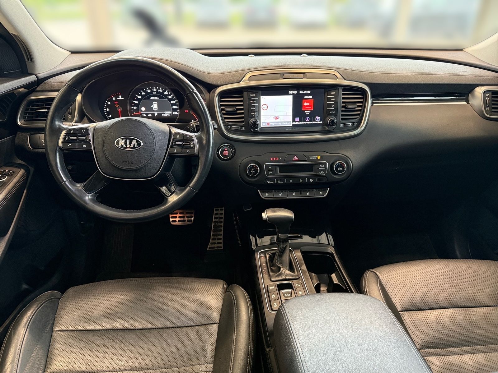 Fahrzeugabbildung Kia SORENTO 2.2D AWD AT8 PLATINUM