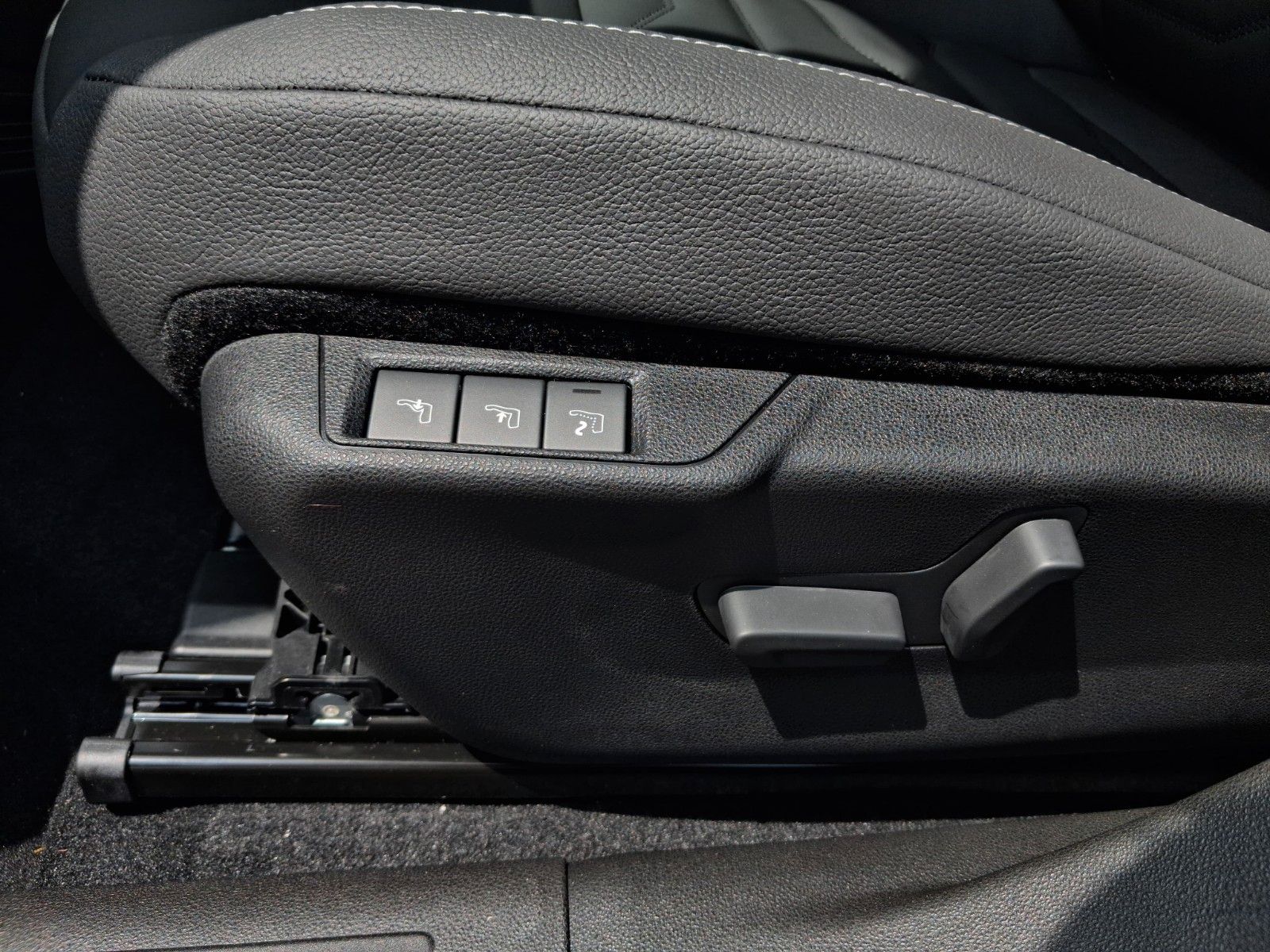 Fahrzeugabbildung Jeep Altitude Black Edition Leder Massage ACC
