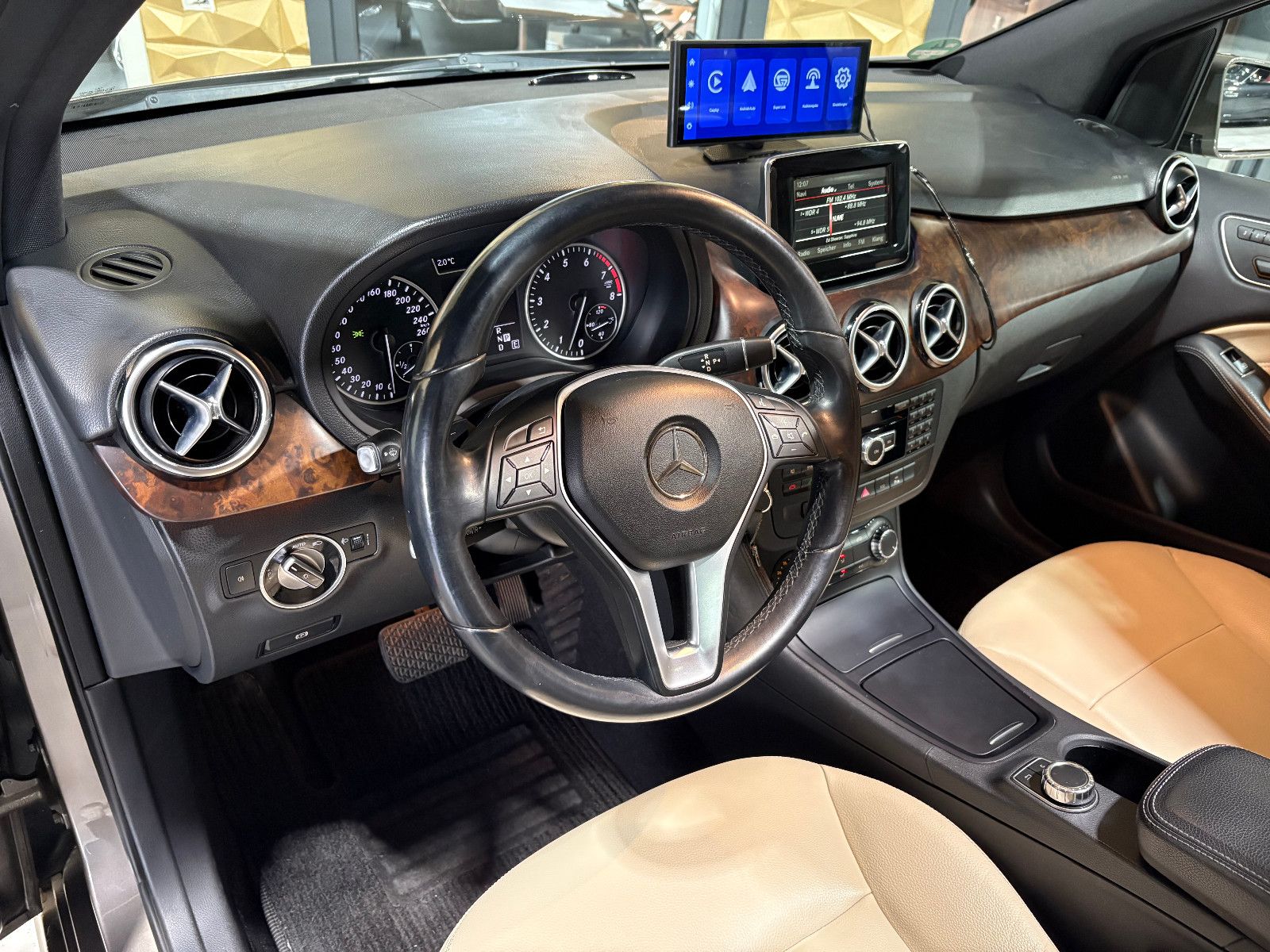 Fahrzeugabbildung Mercedes-Benz B 200/PANO/MEMORY/KLIMA/CAR-PLAY/2.HAND/KAMERA