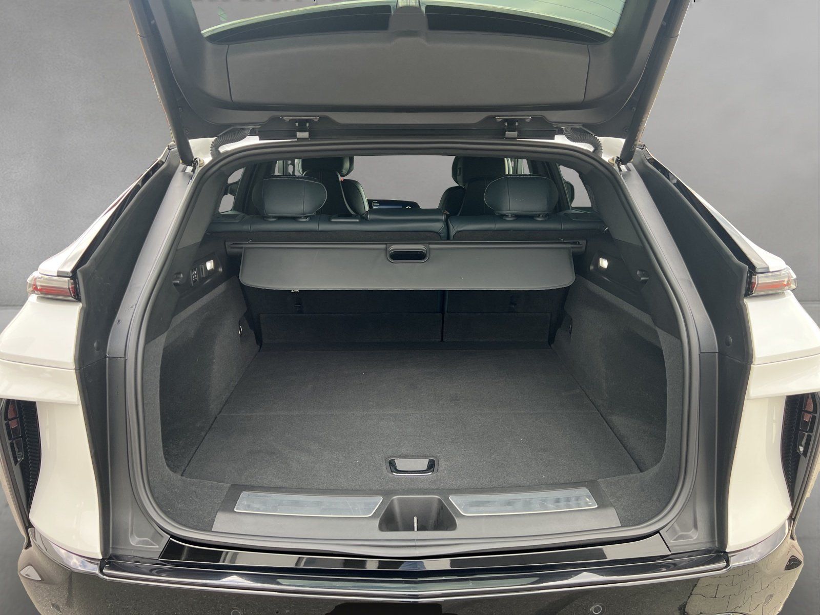 Fahrzeugabbildung Cadillac Lyriq AWD Sport/PANO-DACH/MASSAGE/AKG/ACC/360°KA