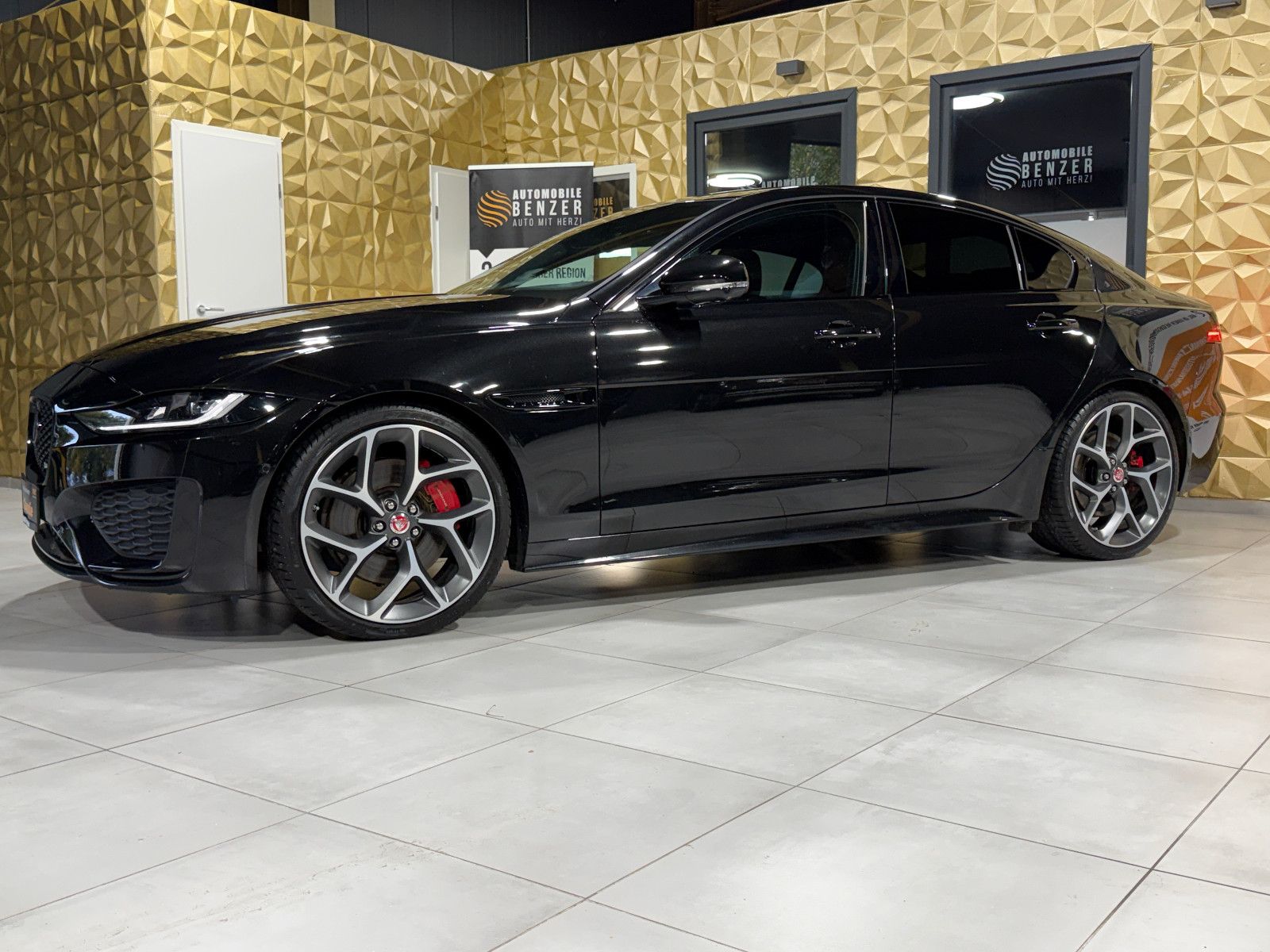 Fahrzeugabbildung Jaguar XE R-Dynamic Black/360°/NAVI/APPLE/SOUND/SHZ