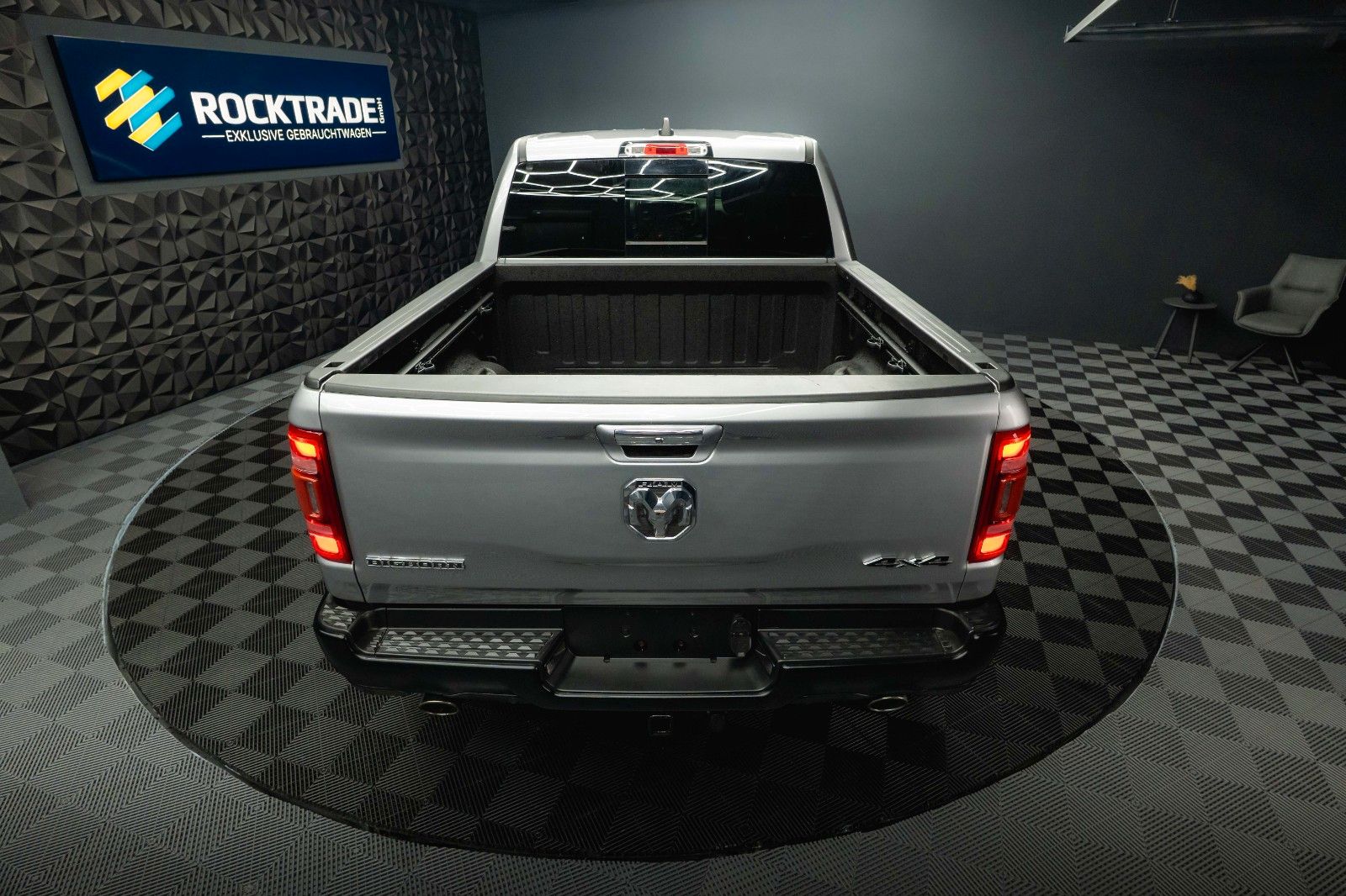 Fahrzeugabbildung Dodge RAM 5.7 V8 HEMI 4x4 OFFROAD Night-Paket *LED*