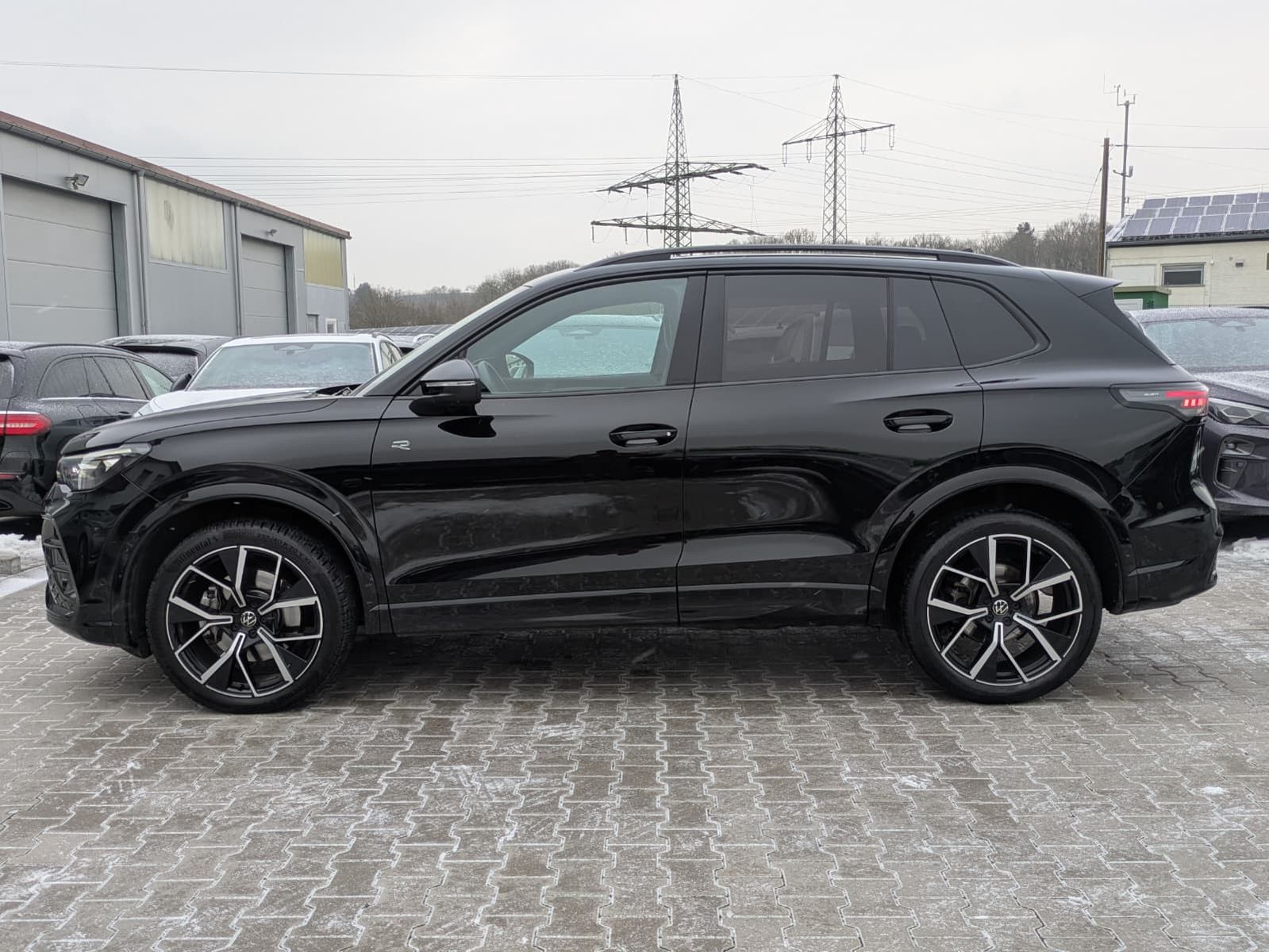 Fahrzeugabbildung Volkswagen Tiguan 2.0 TDI 4M R-Line PANO*H&K*AHK*MATRIX*20"