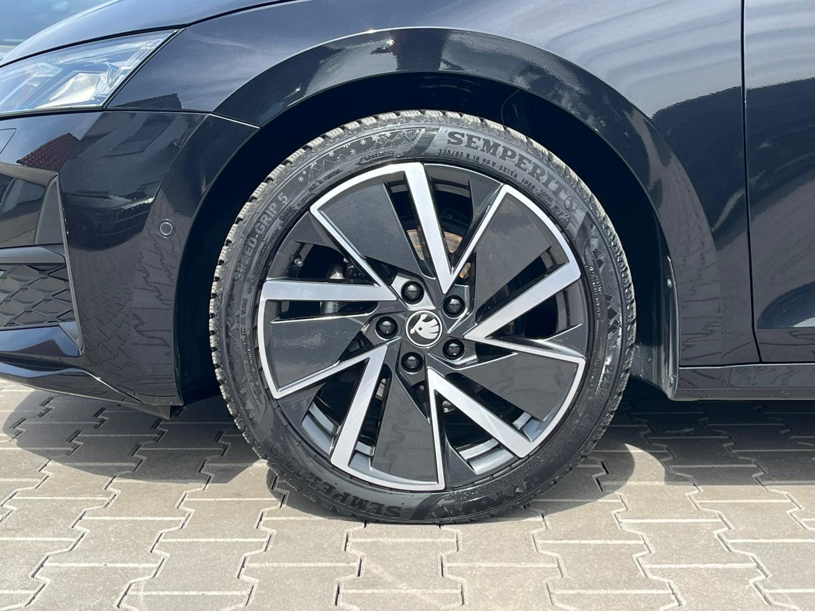 Fahrzeugabbildung SKODA Octavia 1.5 DSG Sportline PANO*MATRIX*AHK*5J.GAR