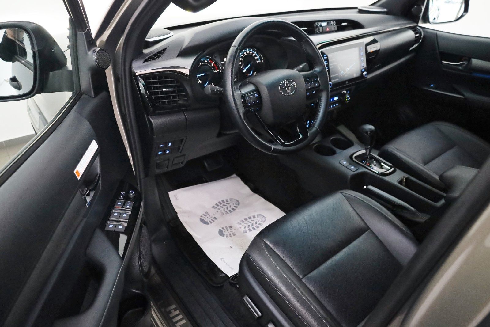 Fahrzeugabbildung Toyota Hilux 2.8 D-4D Invincible,Rollbügel, Rollo , AHK