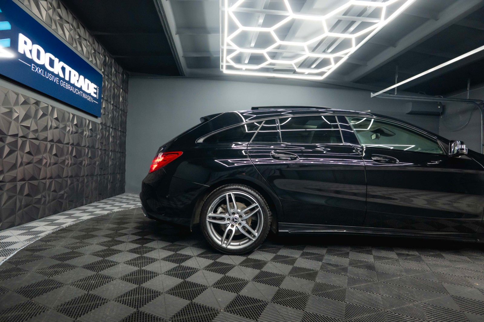 Fahrzeugabbildung Mercedes-Benz CLA 250 Shooting Brake AMG Night-Paket | Pano