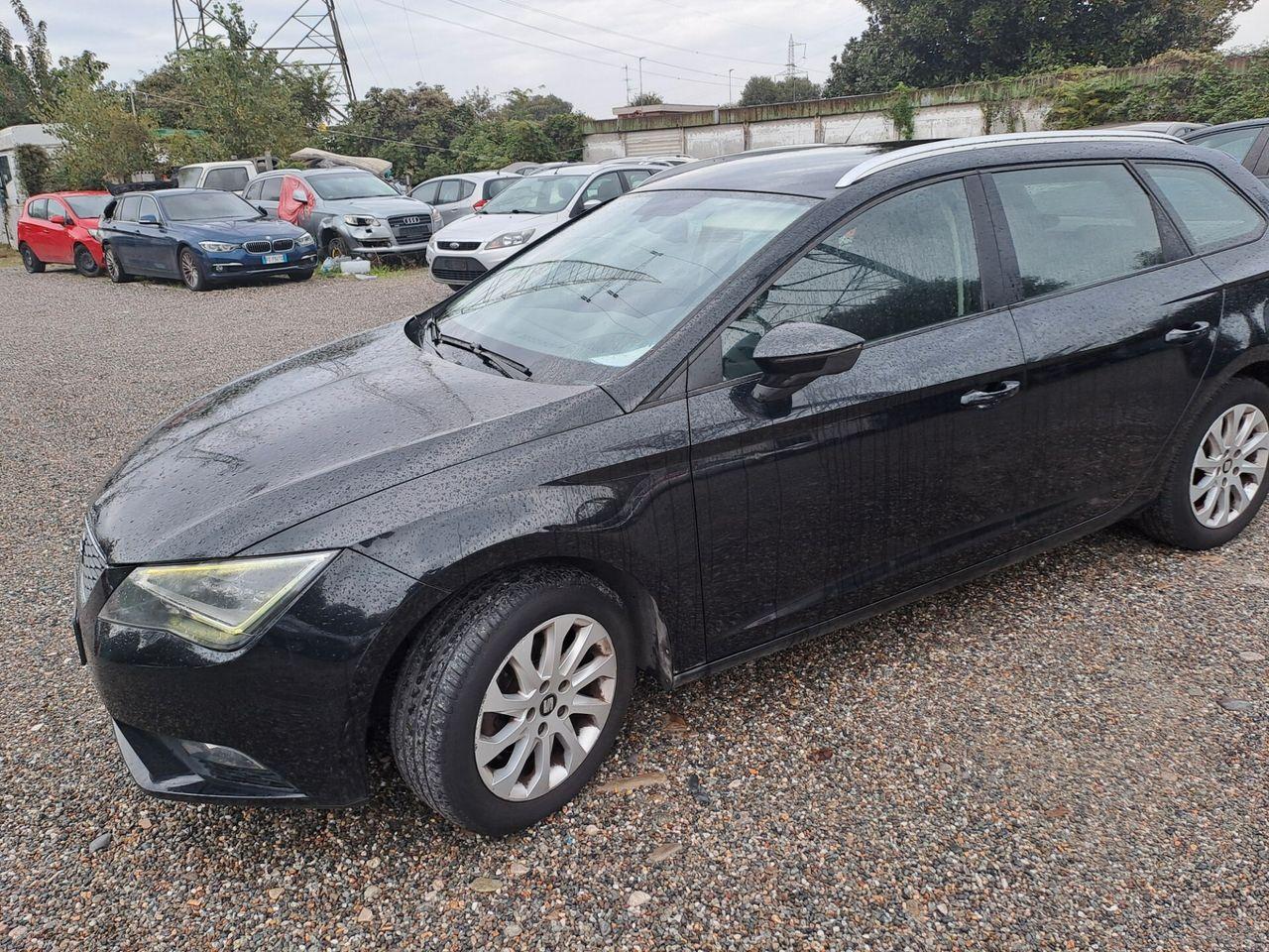 Seat Leon 2014 — вигляд ззаду