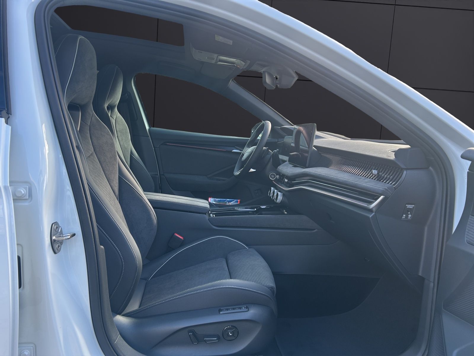 Fahrzeugabbildung SKODA Superb Combi 1.5 TSI iV Sportline DSG AHZV PANO