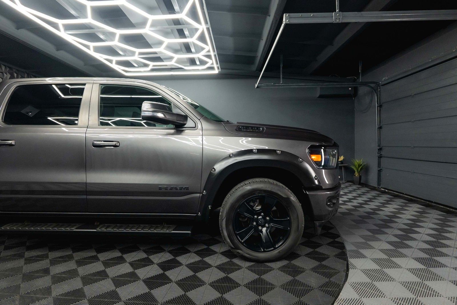 Fahrzeugabbildung Dodge RAM 5.7 V8 HEMI 4x4 LPG BRC Offroad Night-Paket