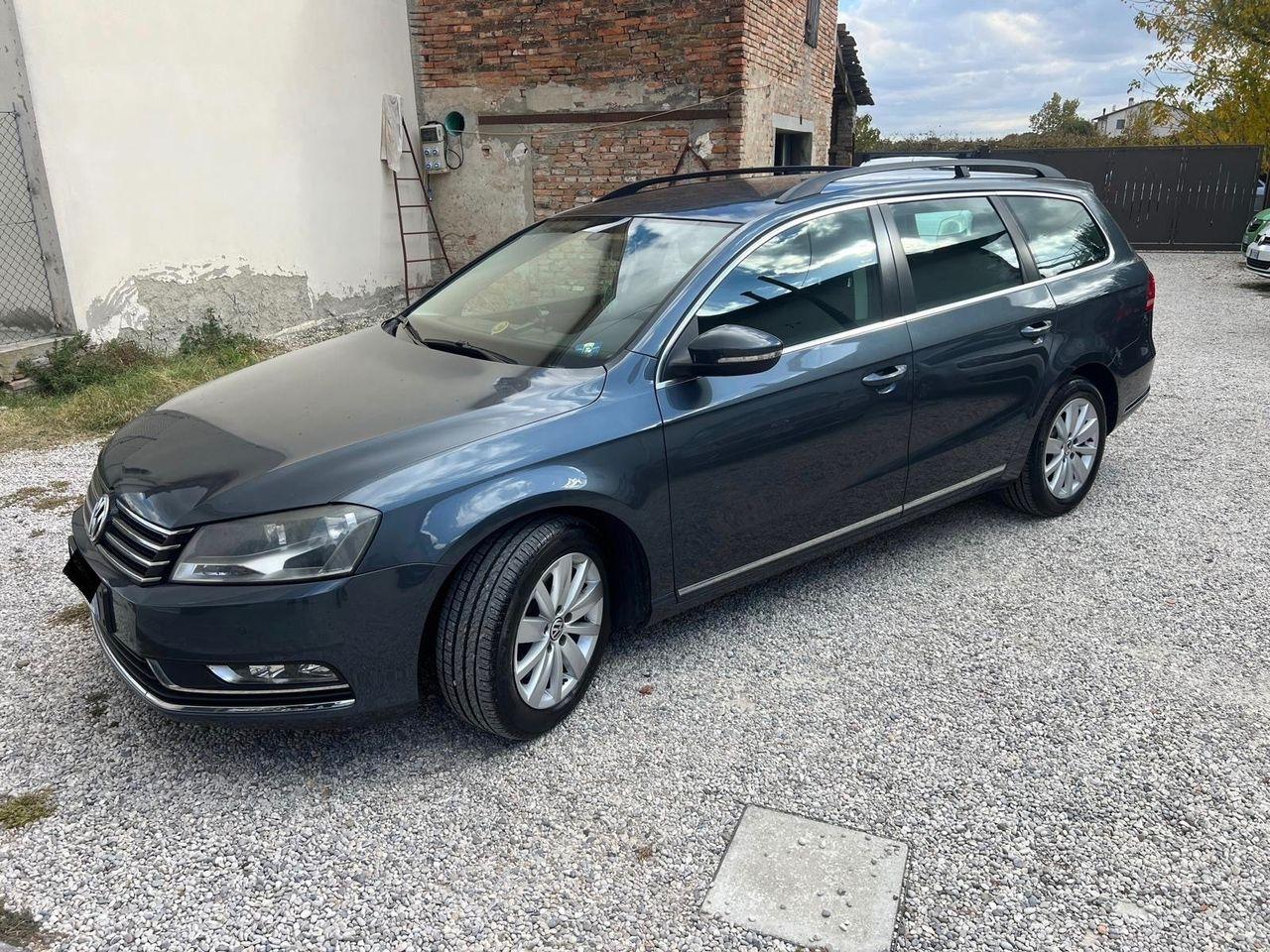 Volkswagen Passat 2014 — вигляд ззаду