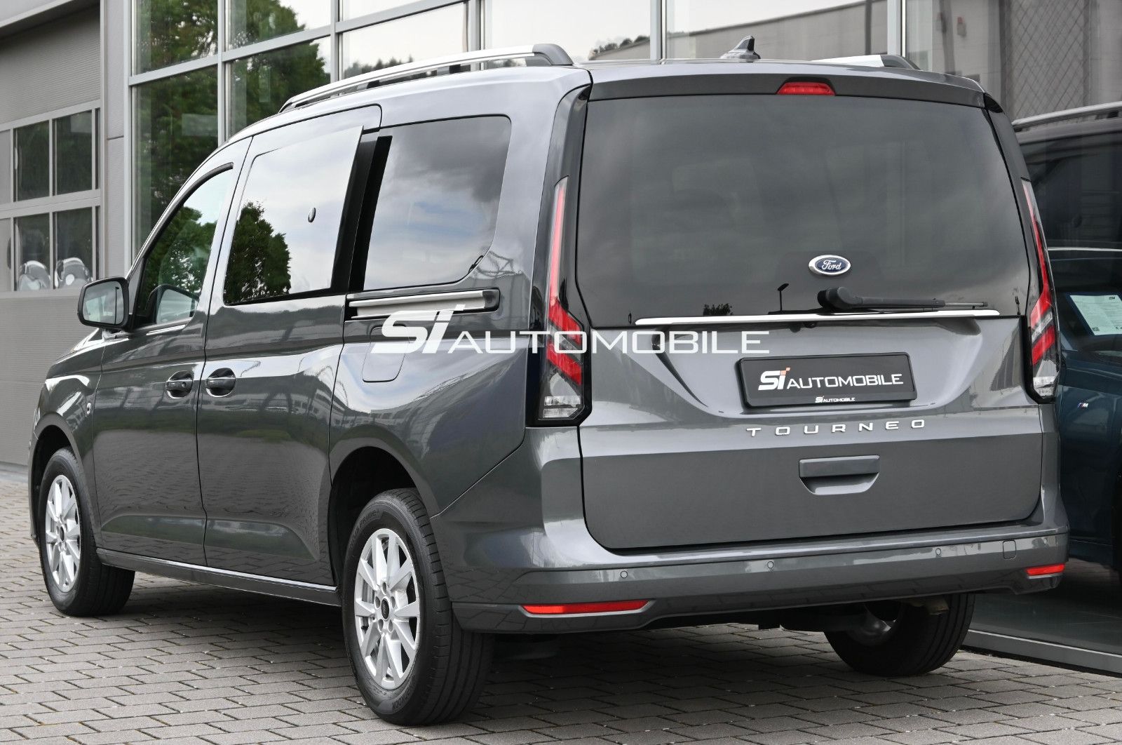 Fahrzeugabbildung Ford Grand Tourneo 2.0 d Titanium Aut °PANO°KAM°8FACH
