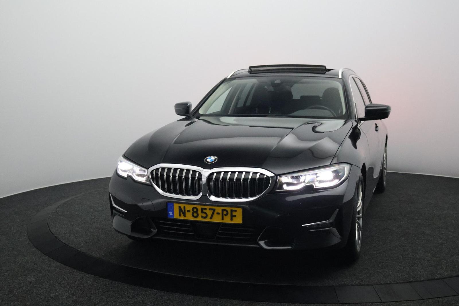 BMW 320 3-serie Touring 320d High Executive | Pano |