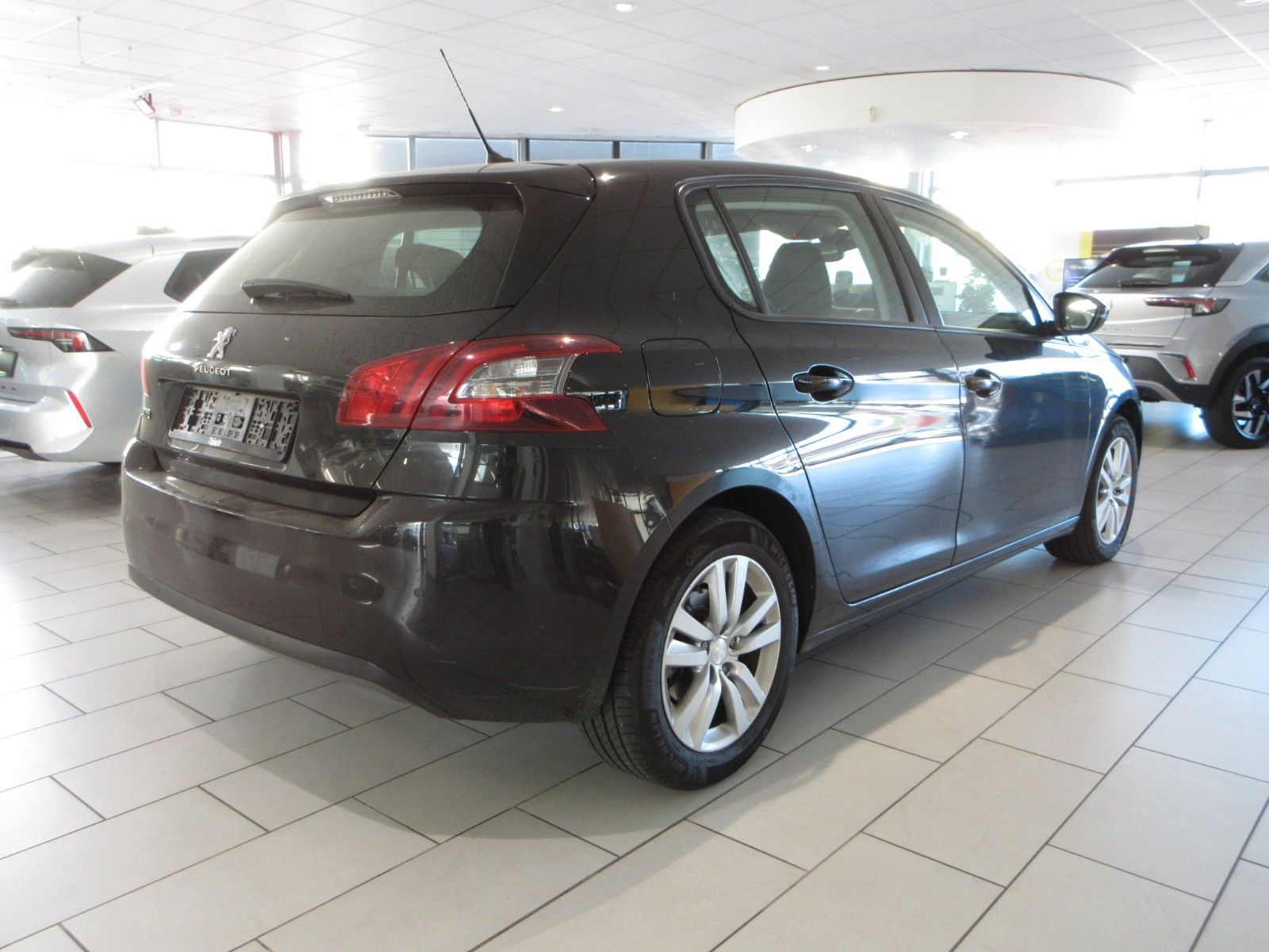 Fahrzeugabbildung Peugeot 308 Active Pack 1.2T LED/NAVI/PDC/TEMPOMAT