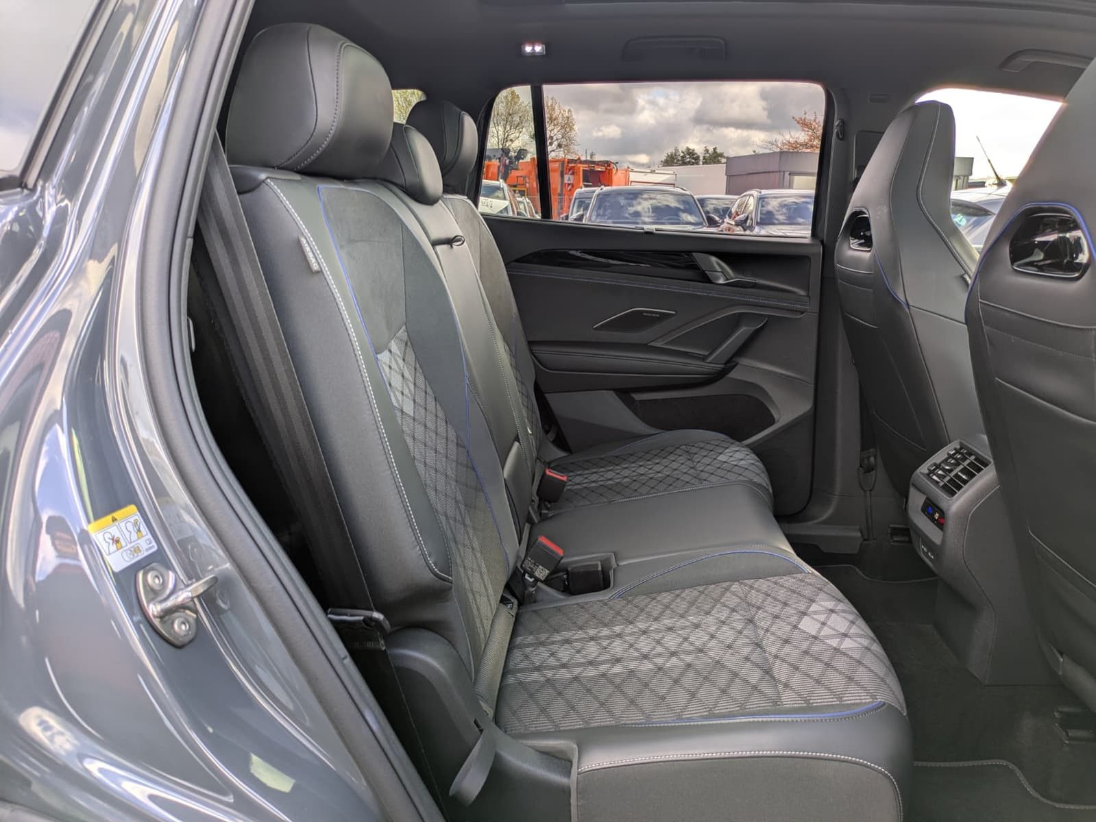 Fahrzeugabbildung Volkswagen Tayron 2.0 TDI 4M R-Line 7Si*MATRIX*AHK*PANO*HUD