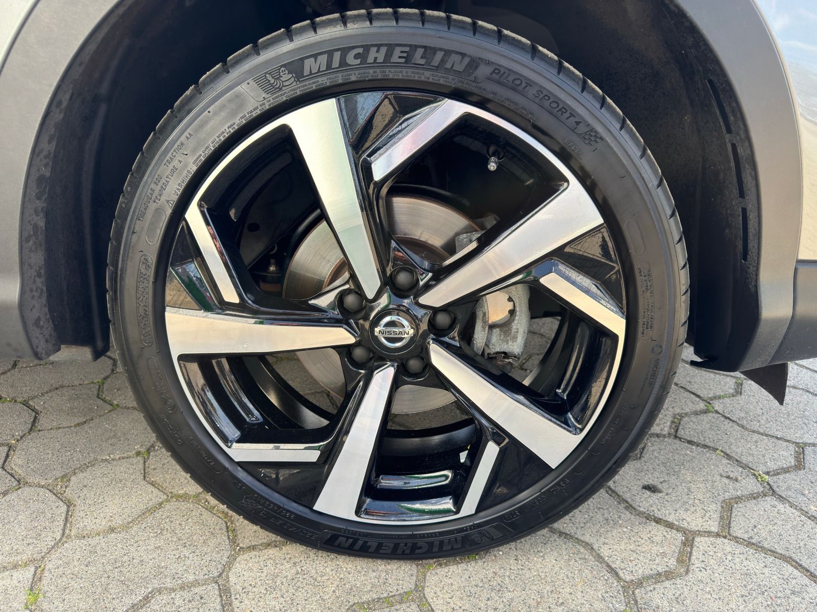 Fahrzeugabbildung Nissan Qashqai Tekna + 159PS 6-Gang