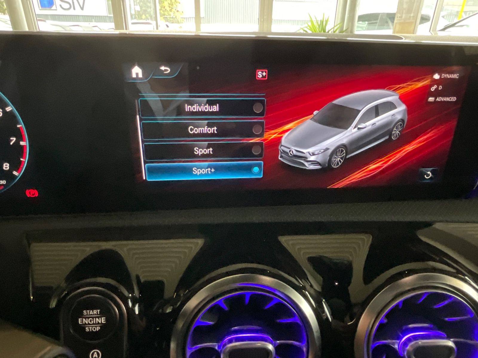 Fahrzeugabbildung Mercedes-Benz A 35 AMG 4Matic*Head-Up Display*MBUX