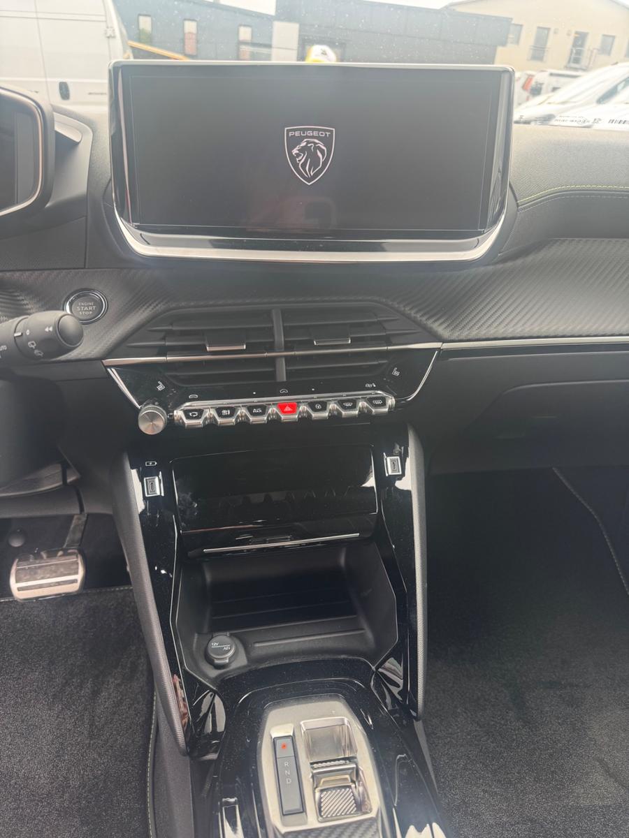 Peugeot 2008 Hybrid 145 GT, ACC, Navi