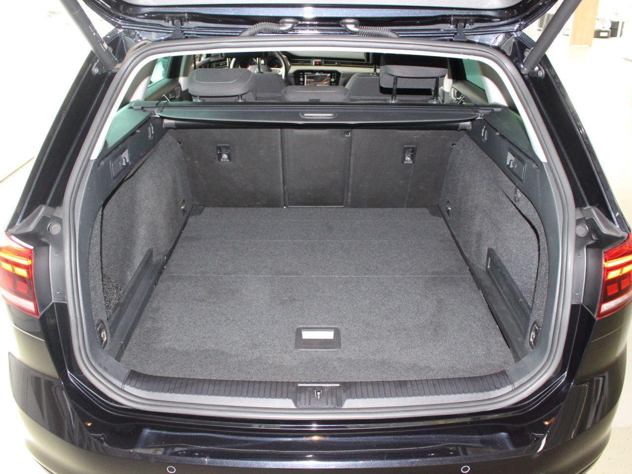 Fahrzeugabbildung Volkswagen Passat Variant 2.0 TDI SCR Business LED/CAM/ACC