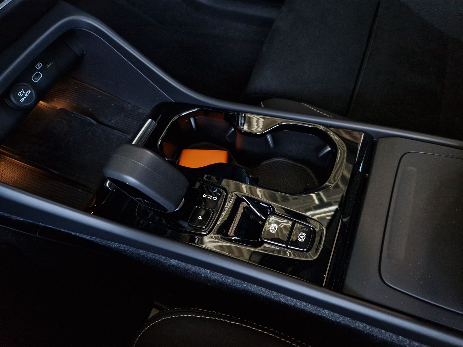 Fahrzeugabbildung Volvo XC40 Ultra Dark PANO KLIMA ALU AHK NAVI