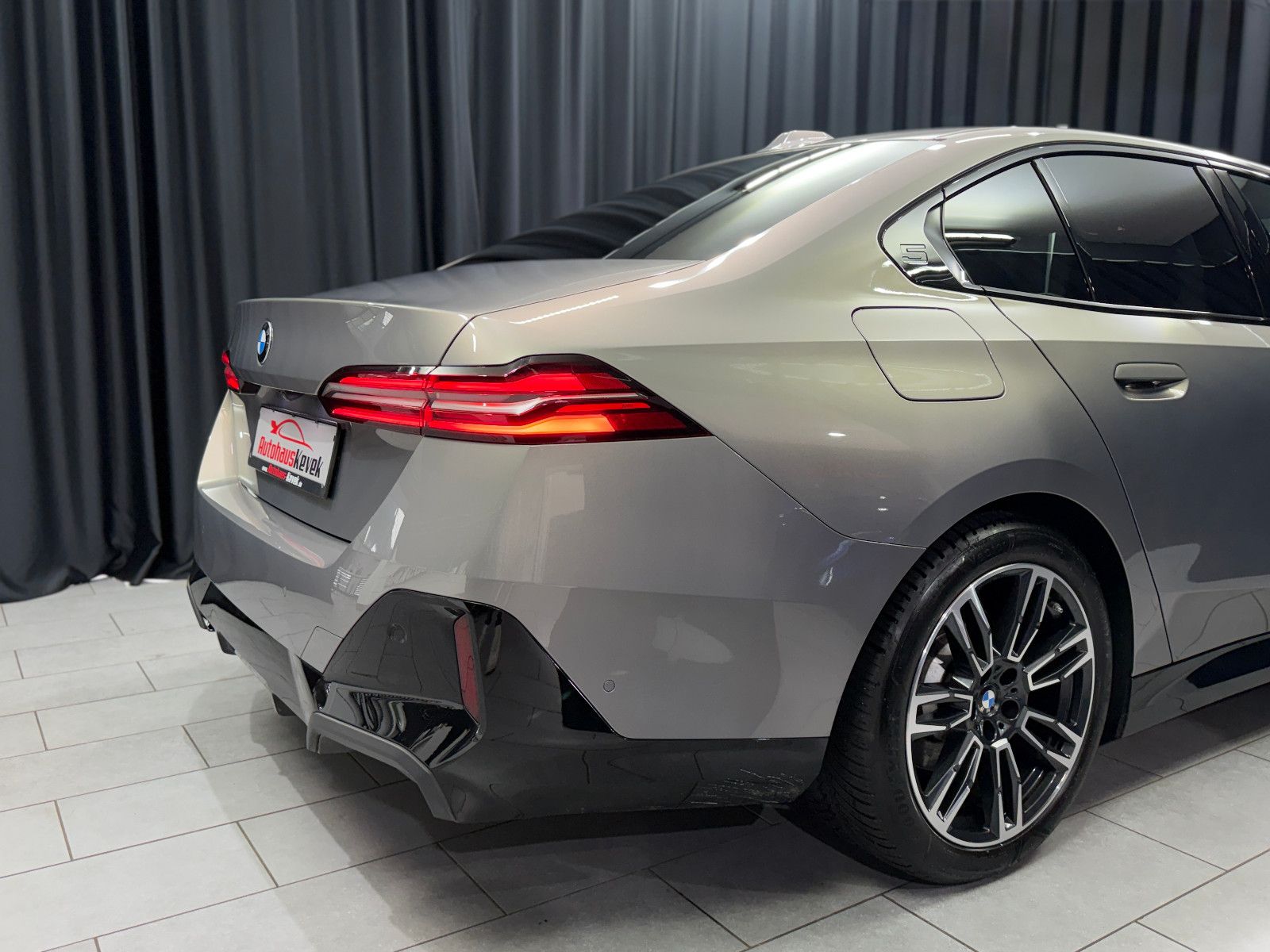 Fahrzeugabbildung BMW 520i M SPORT|H&K|360°|INDIVIDUAL|GESTIK|SHADOW