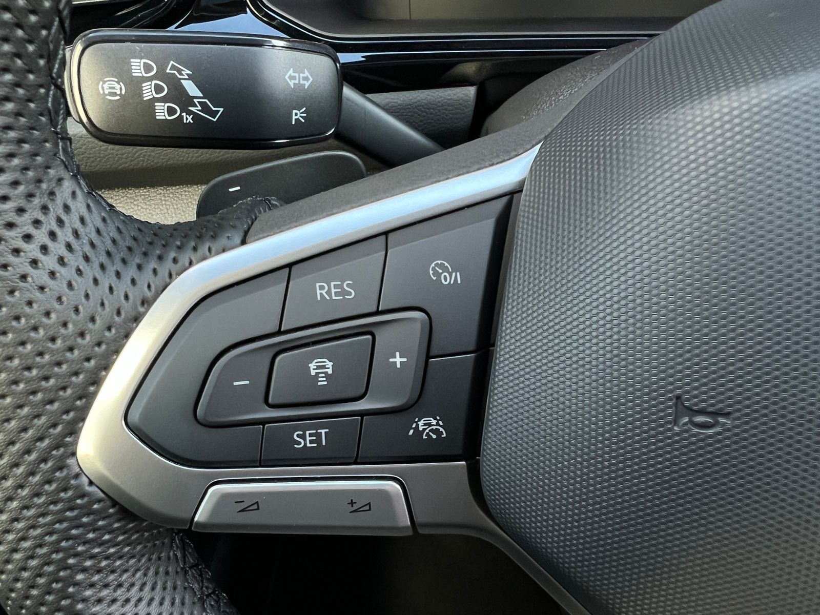 Fahrzeugabbildung Volkswagen T-Roc R-Line 1.5 TSI DSG *AHK, Pano, Black Style