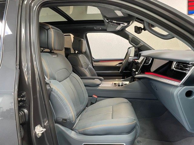 Fahrzeugabbildung Jeep GRAND WAGONEER 6.4L V-8 LPG NIGHT VIEW 1. HAND