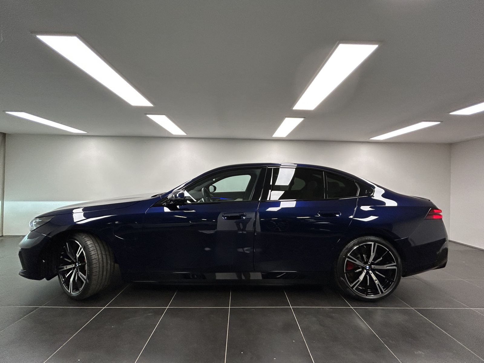 BMW 550e xDrive Limousine M Sportpaket Pro Pano. B&W imagem 2