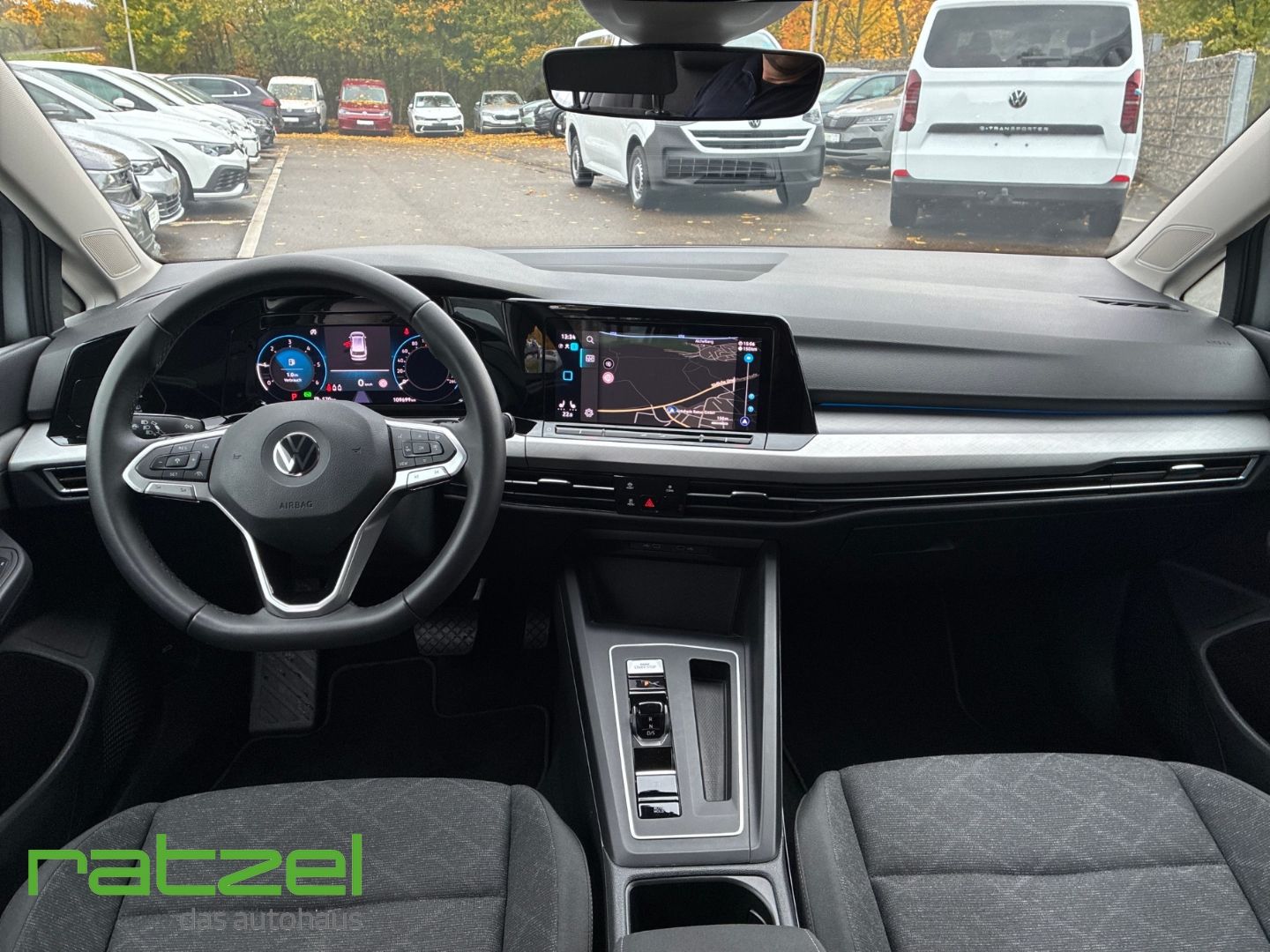 Fahrzeugabbildung Volkswagen Golf Variant Life VIII Navi Komfortsitz AHK Digi