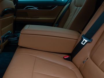 Fahrzeugabbildung BMW 730d xDr LED ACC HUD HI-FI DAB Kamera 360°