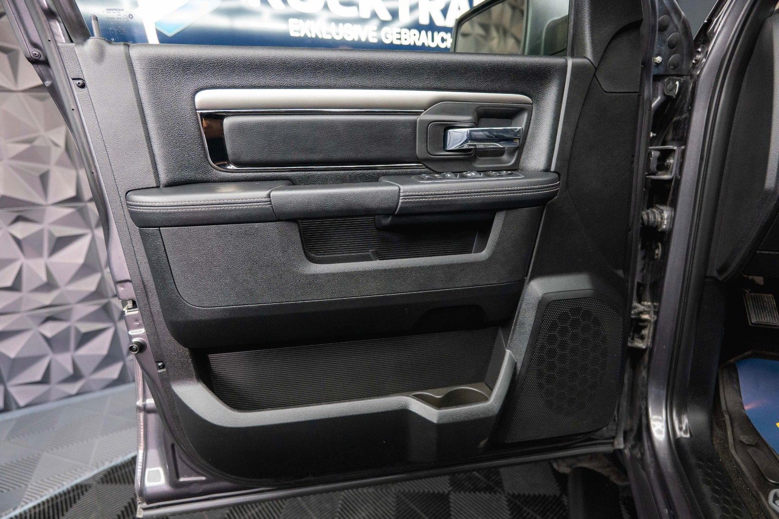 Fahrzeugabbildung Dodge RAM 5.7 V8 HEMI 4x4 Sport OFFROAD NightPaket 19%