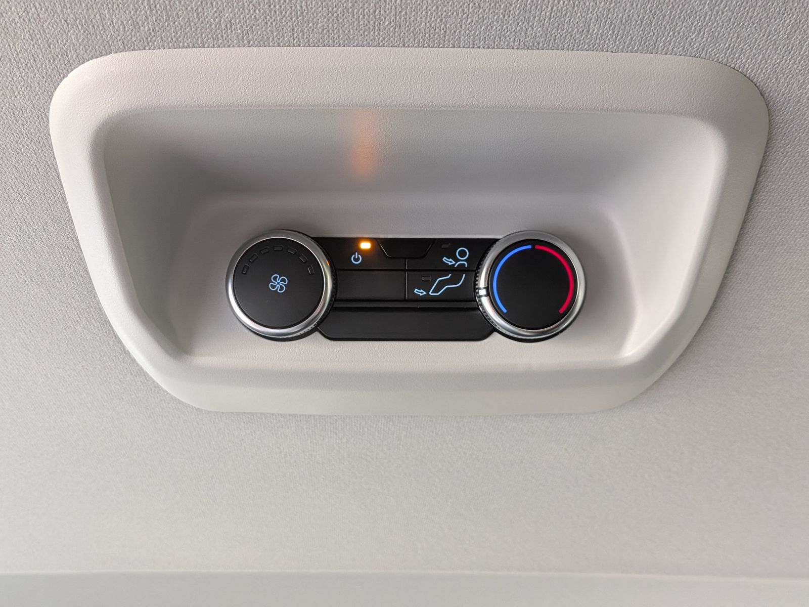 Fahrzeugabbildung Ford Transit Custom 320 L1 Aut. 8-Sitze LED ACC Cam