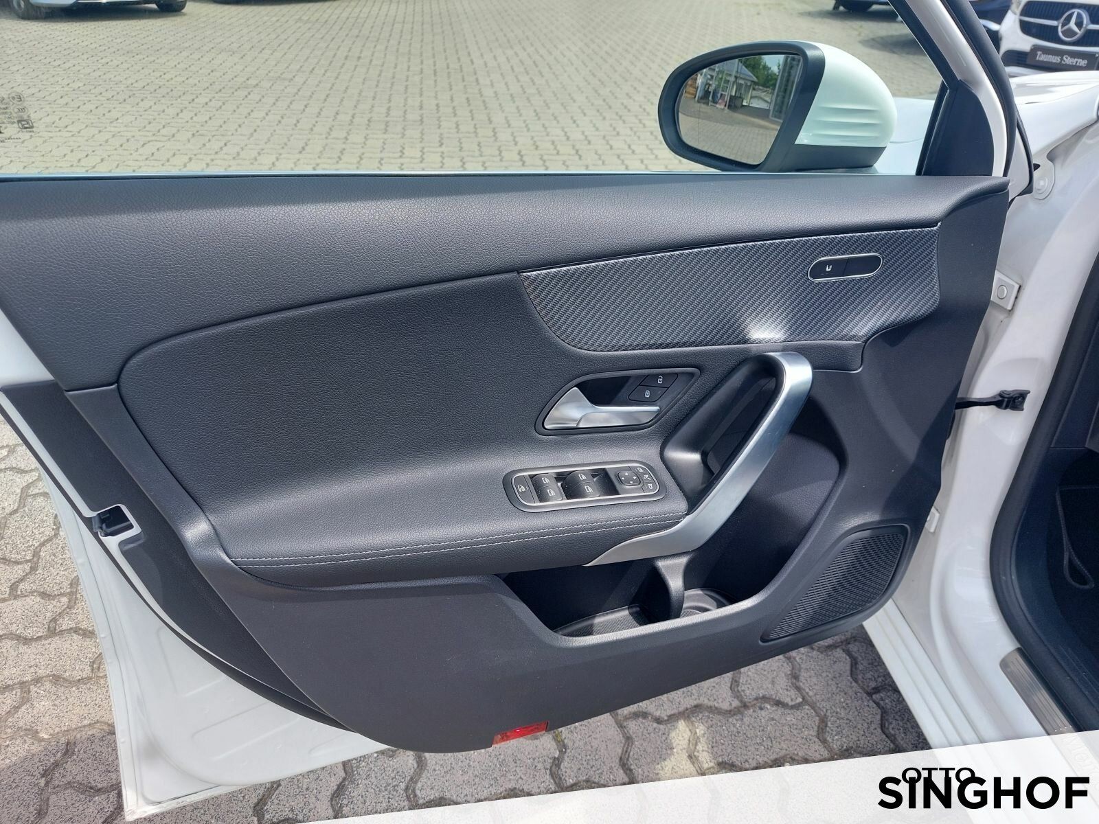 Fahrzeugabbildung Mercedes-Benz A 200 Progressive +Pano+Rü Kam+LED+MBUX+PDC+SHZ+