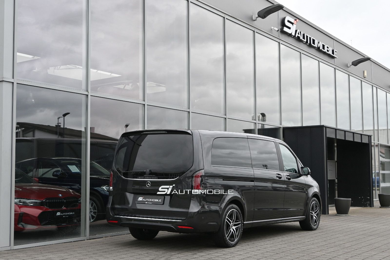 Fahrzeugabbildung Mercedes-Benz V 300 d 4Mat. Extralang AMG Line °AIRMATIC°STHZ°