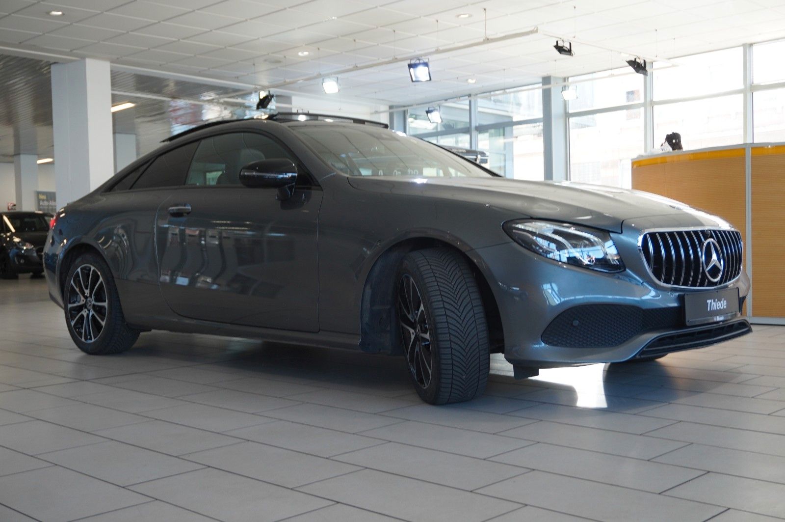 Fahrzeugabbildung Mercedes-Benz E 220D COUPE AVANTGARDE NAVI/LED/KAMERA/SH/PANO.