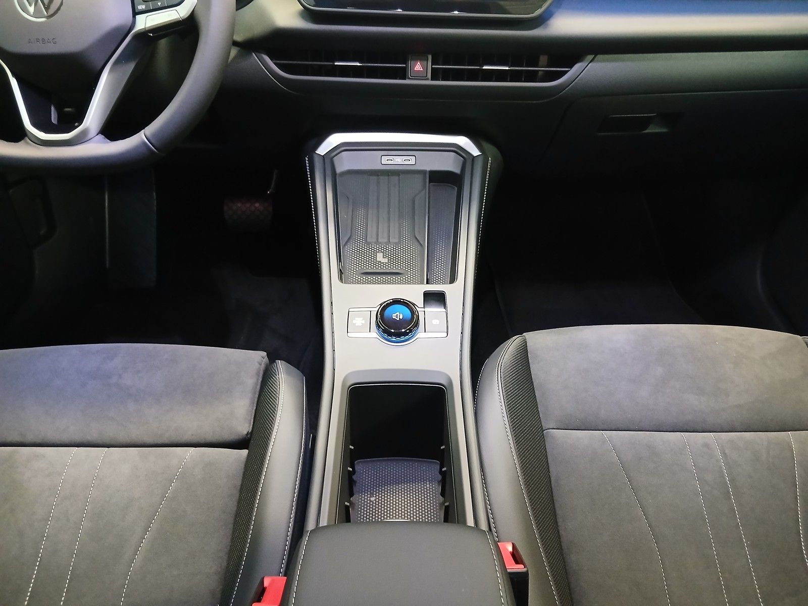 Fahrzeugabbildung Volkswagen T-Roc Style 1.5 eTSI DSG +AHK+Keyless +Easy-Open