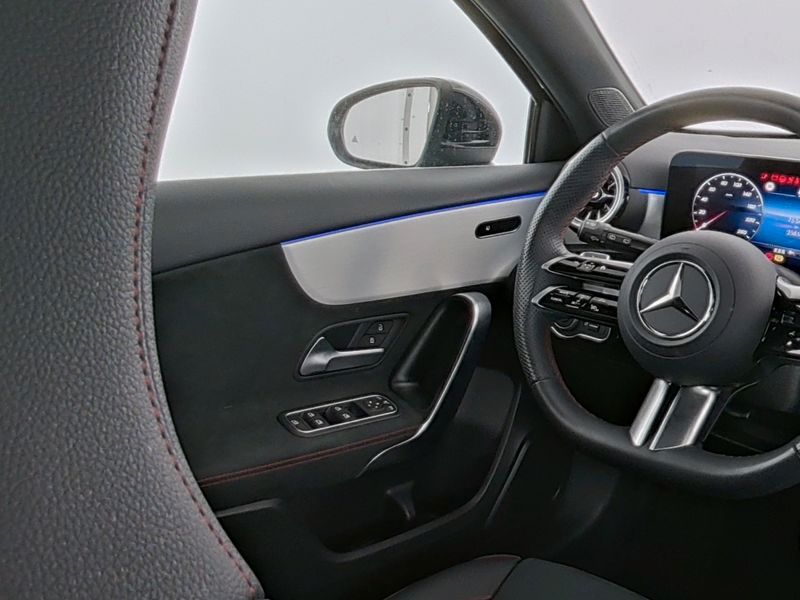 Fahrzeugabbildung Mercedes-Benz A 200 d AMG+AHK+PANO+MULTIB+360°+DISTR+LHZ+TOTW+