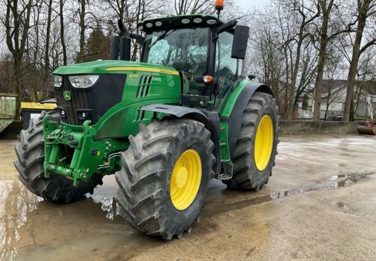 John Deere 6215R