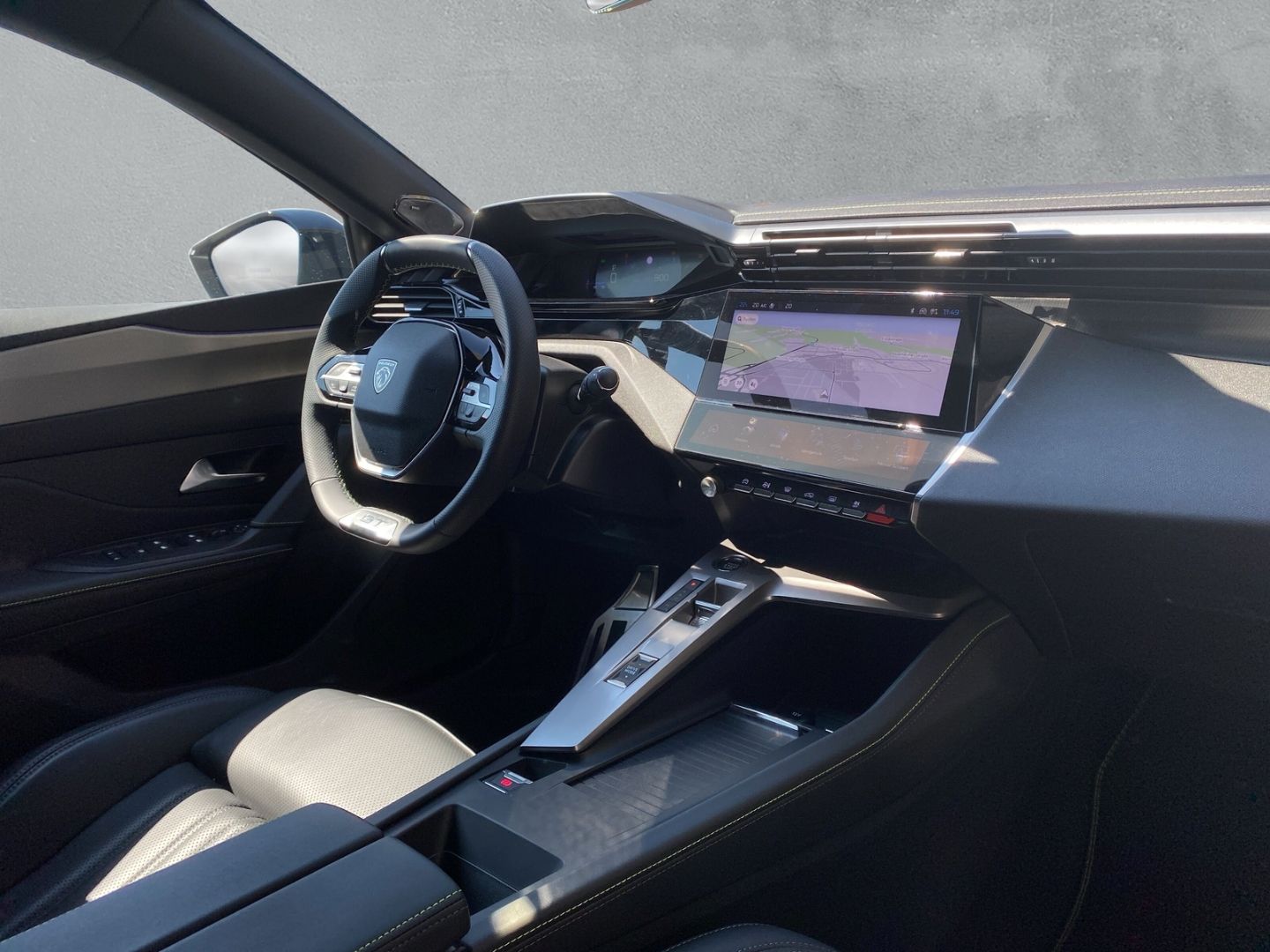 Fahrzeugabbildung Peugeot 408 GT 1.2 Puretech 130 EU6e *Premium- Paket* u.