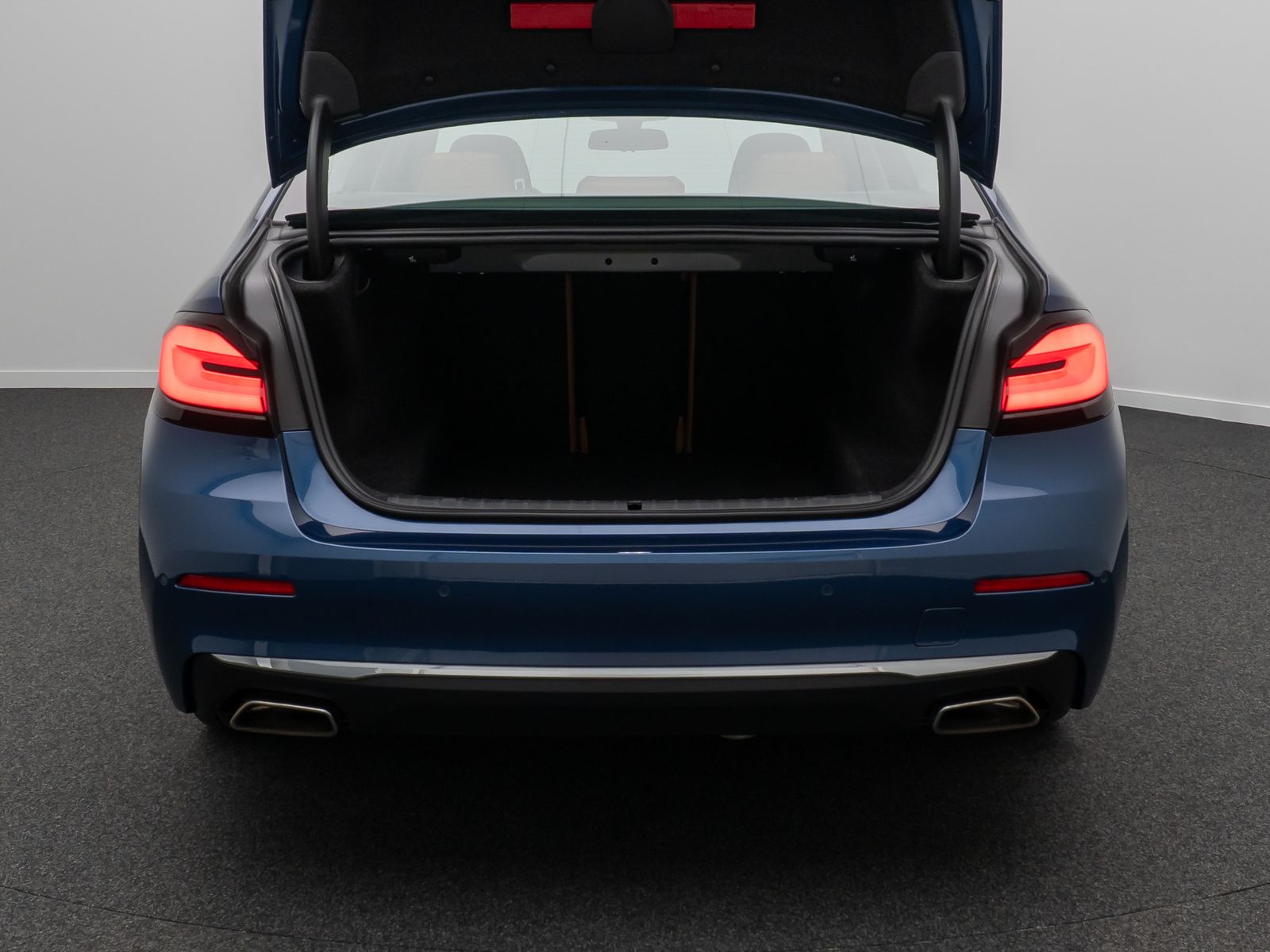 Fahrzeugabbildung BMW 530d xD LuxuryLine H/K DAB Komfort Alarm AHK ACC