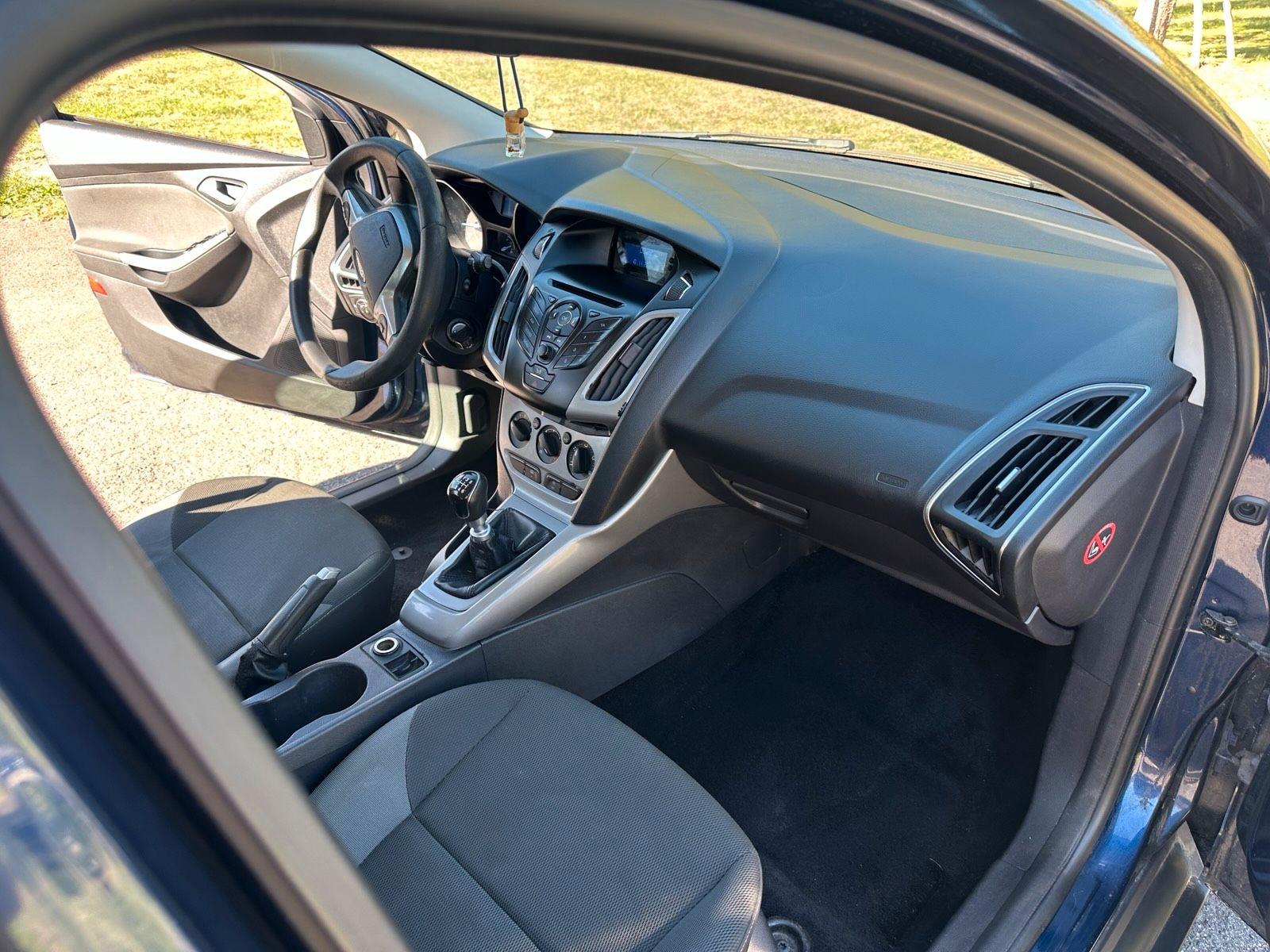 Ford Focus 2011 — photo 10