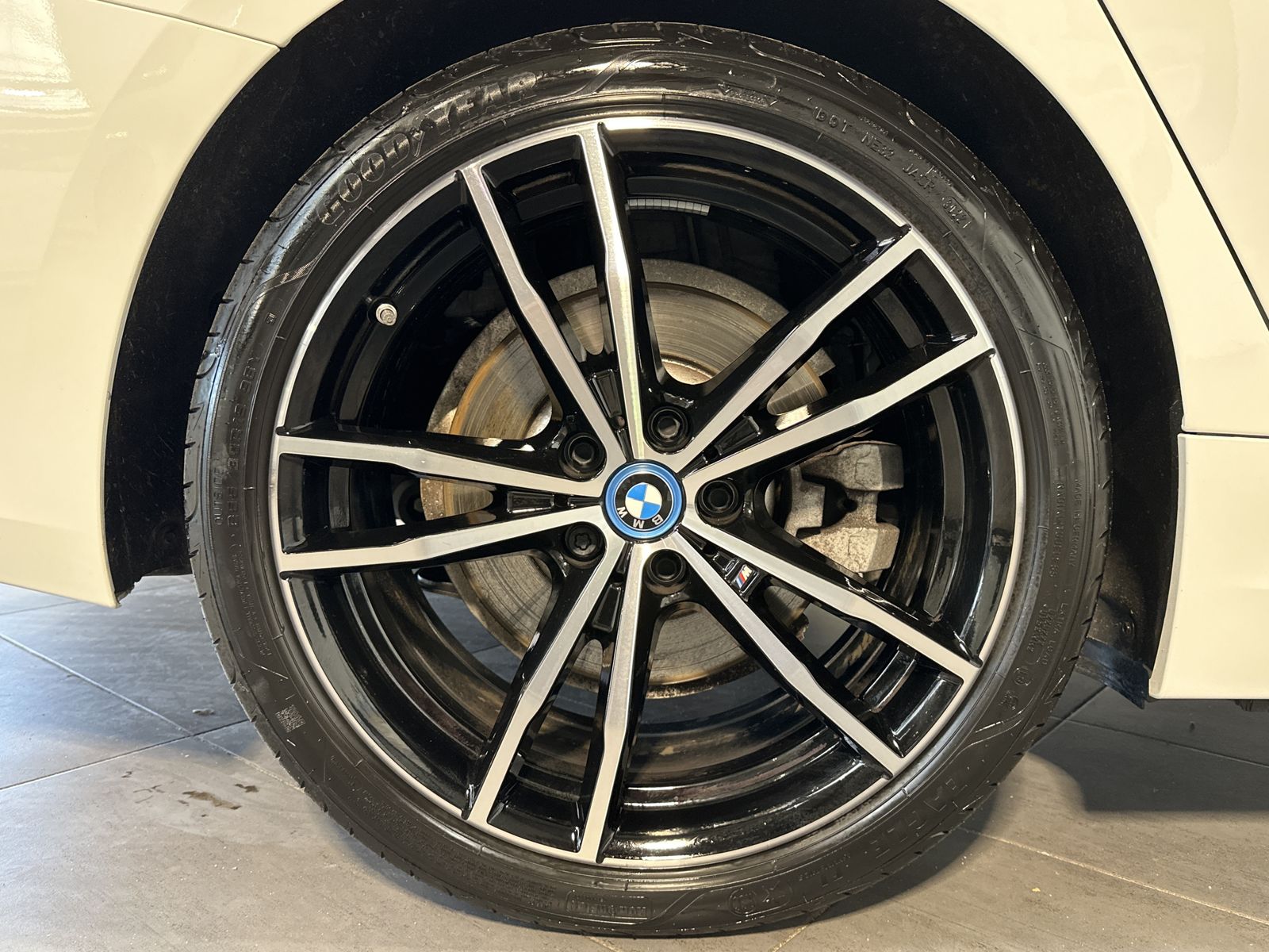 Fahrzeugabbildung BMW 330e Touring M-Sport NAV+LED+PANO+19ZO+ALARM+1HD