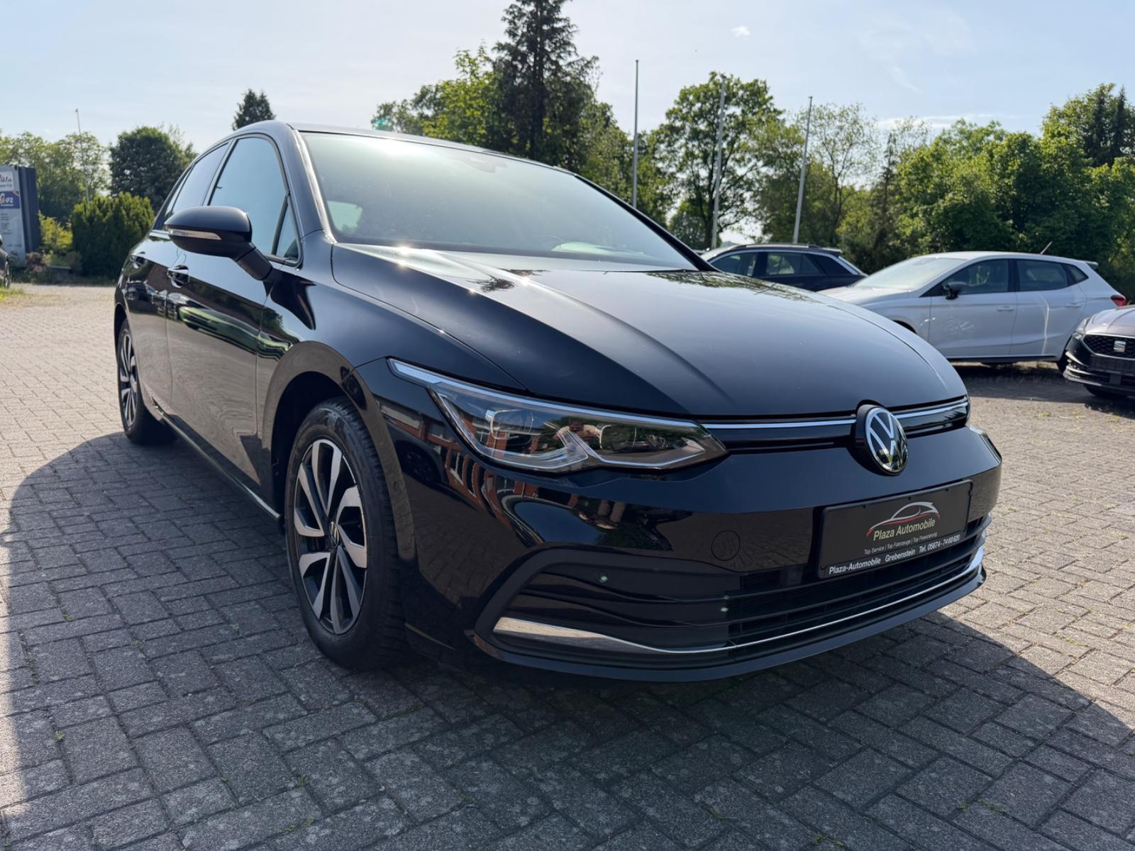 Volkswagen Golf VIII 2.0 TDI Active PANO HUD KEYLESS MATRIX