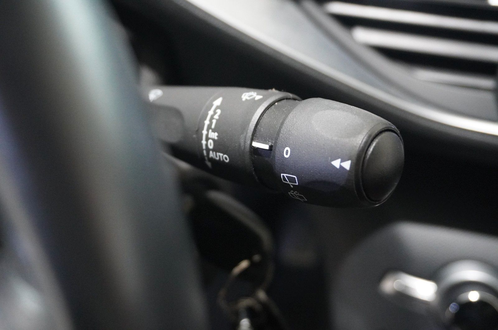 Fahrzeugabbildung Peugeot 308 LIM. 1.2T ACTIVE PACK NAVI/LED/TEMP./DAB+