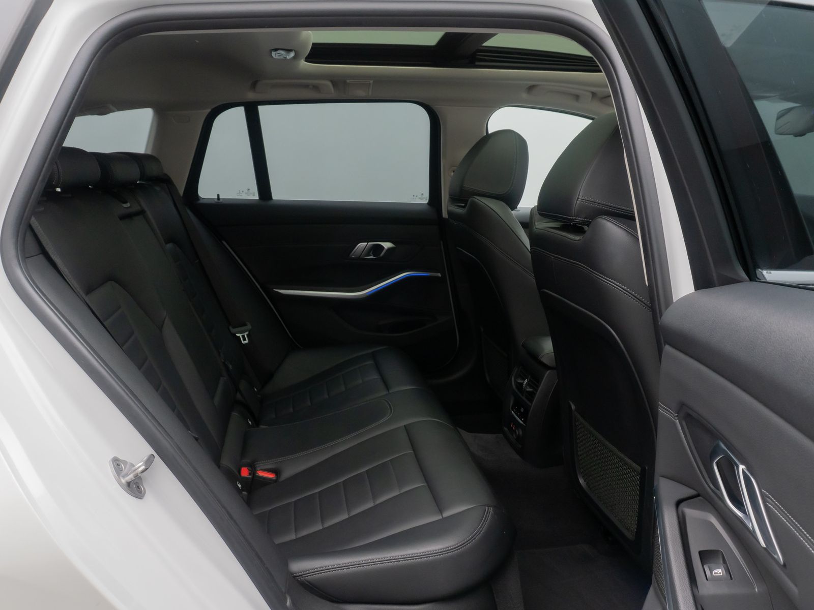 Fahrzeugabbildung BMW 320i Luxury Line Laser HUD Panorama Alarm AHK Hi